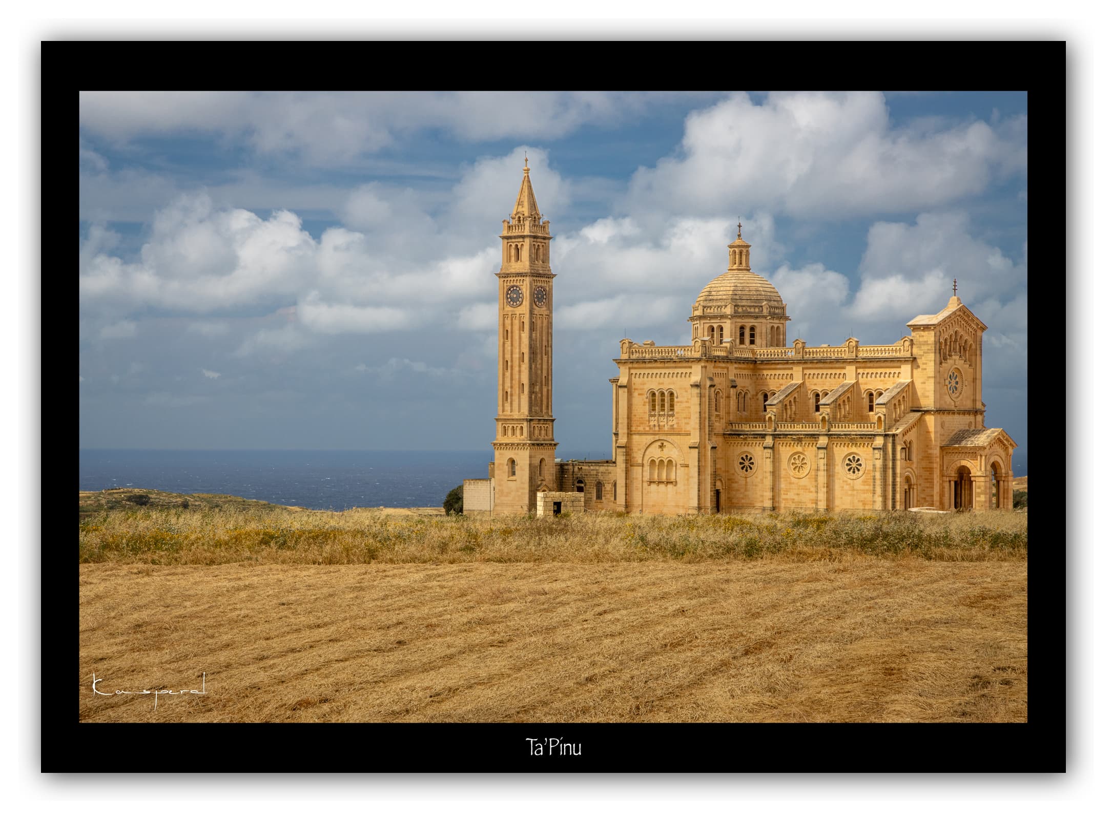 Générique Poster Notre-Dame de Ta'Pinu (Gozo). Affiches Formats 30x40cm, 40x60 cm ou 50x70 cm. Impression sur Papier Photo. Décoration murale. Architecture. Mer. Îles.