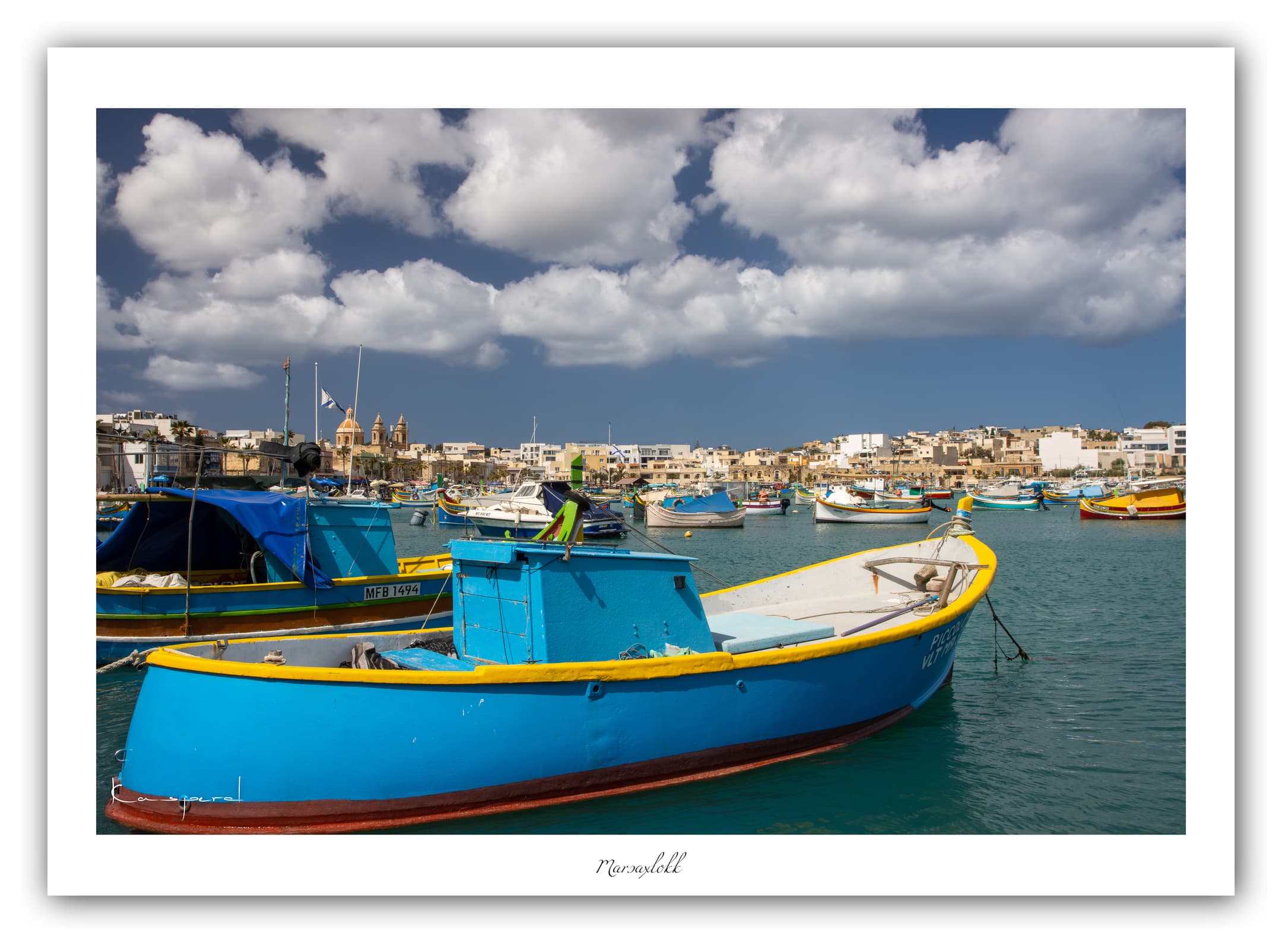 Générique Poster Marsaxlokk (Malte). Affiches Formats 30x40cm, 40x60 cm ou 50x70 cm. Impression sur Papier Photo. Décoration murale. Bateau. Mer. Port.