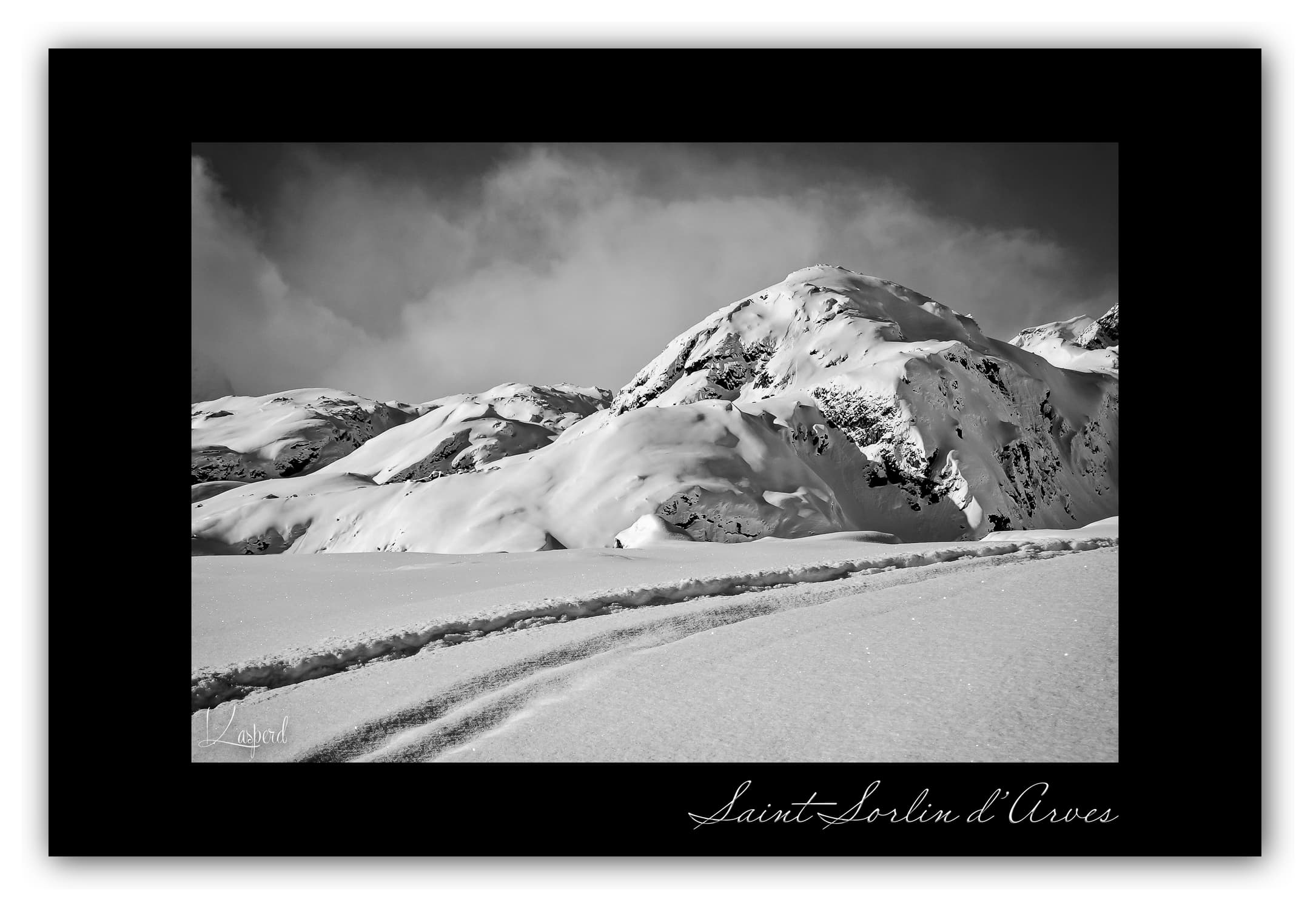 Poster Paysage d'Hiver en Savoie - Les Alpes (France). Affiches Formats 30x40 cm, 40x60 cm ou 50x70 cm. Impression sur Papier Photo. Décoration murale. Paysage Montagne. Noir et Blanc.