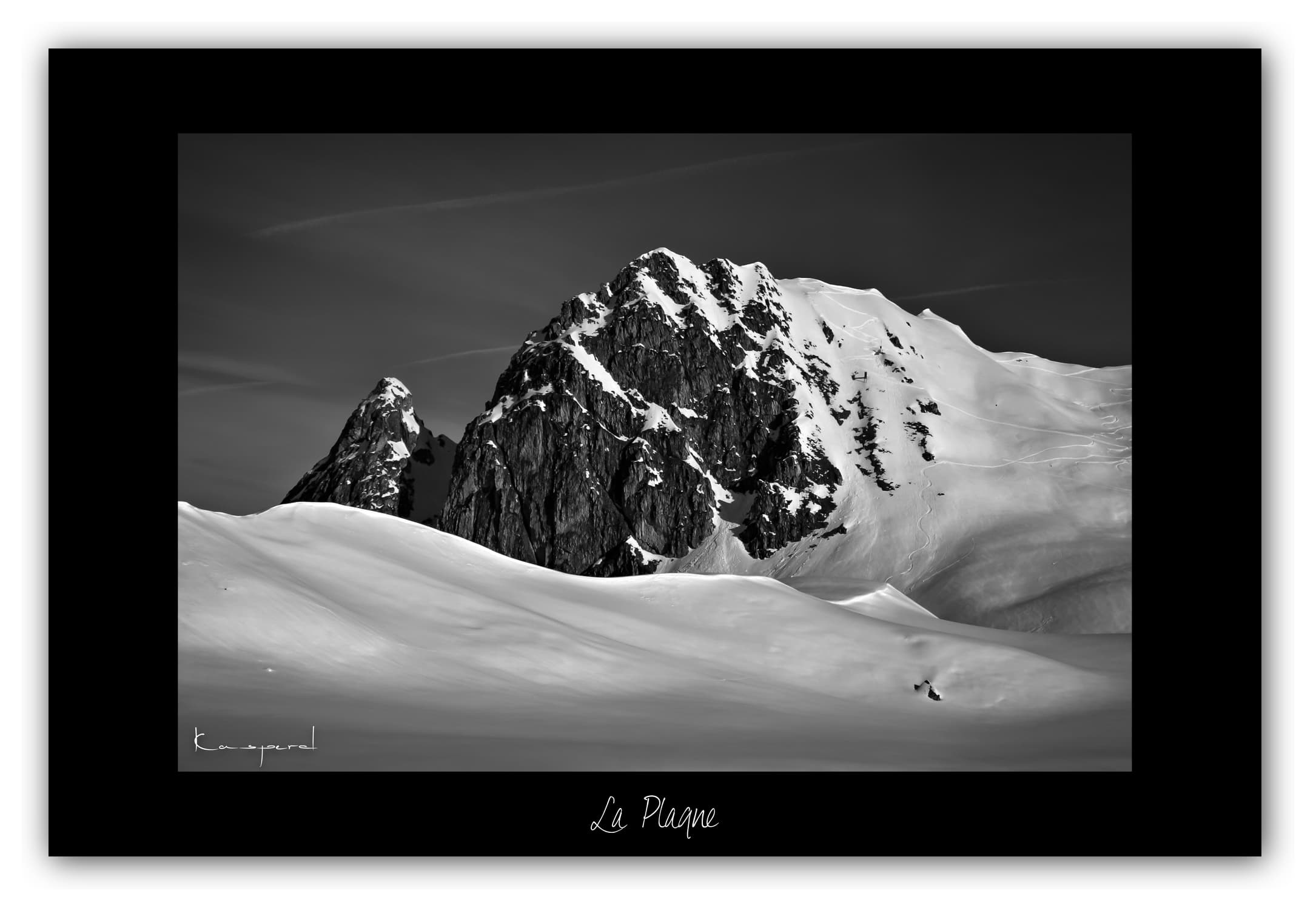 Poster La Plagne - Les Alpes (France). Affiches Formats 30x40 cm, 40x60 cm ou 50x70 cm. Impression sur Papier Photo. Décoration murale. Paysage Montagne. Noir et Blanc.