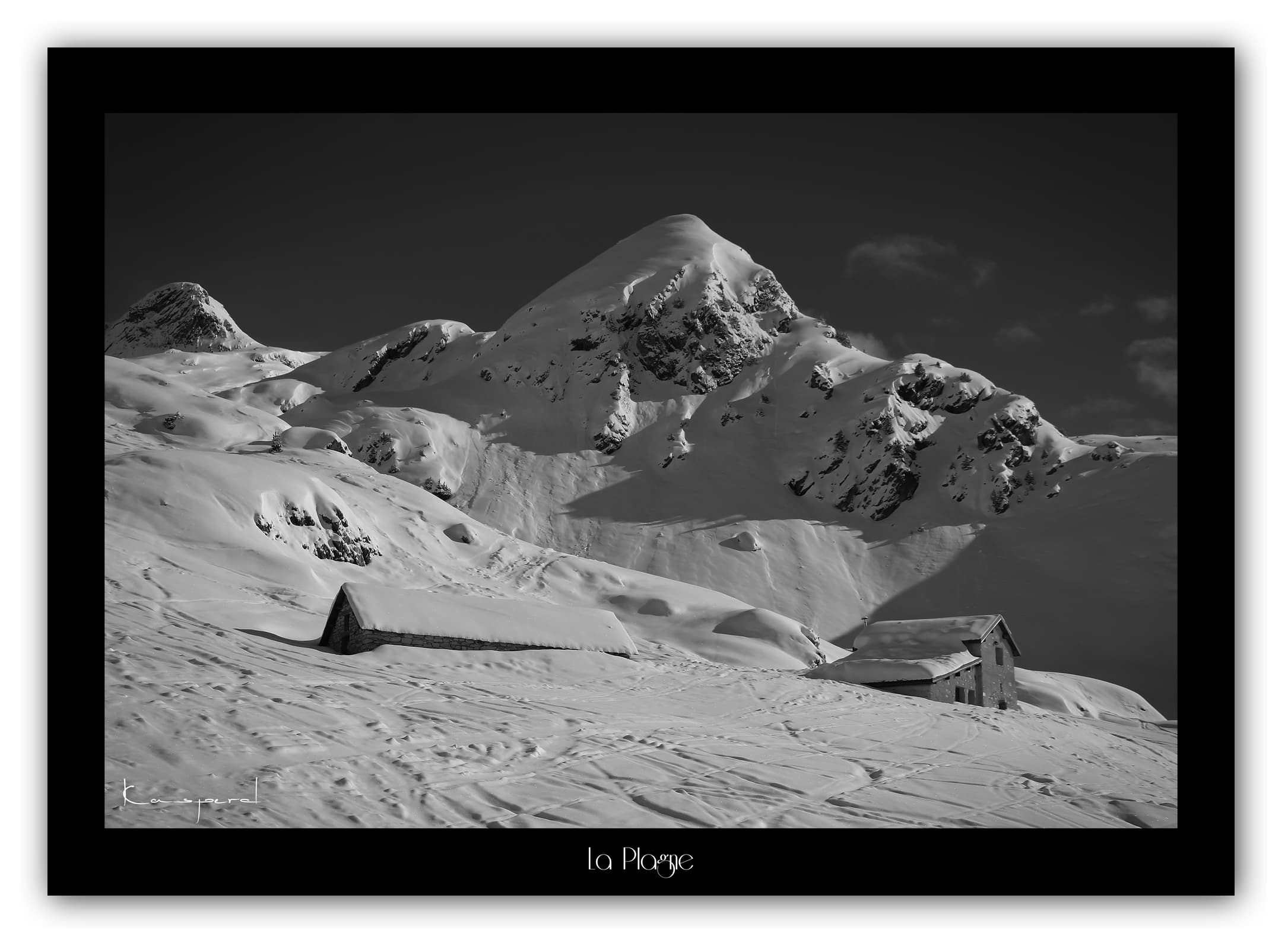 Poster Paysage d'Hiver en Savoie - Les Alpes (France). Affiches Formats 30x40 cm, 40x60 cm ou 50x70 cm. Impression sur Papier Photo. Décoration murale. Paysage Montagne. Noir et Blanc.