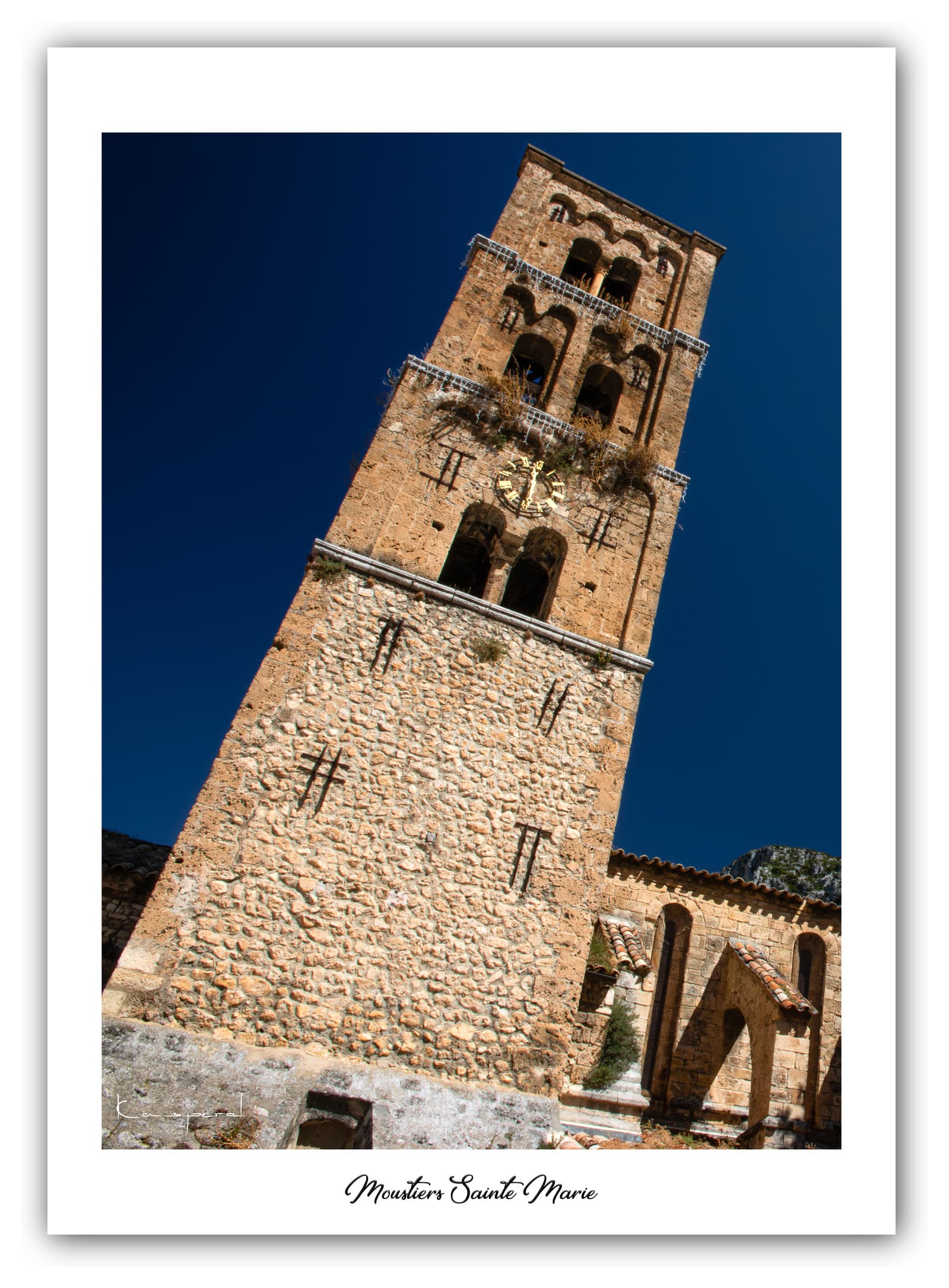 Poster Moustiers-Sainte-Marie (Alpes de haute-Provence - France). Affiches Formats 30x40 cm, 40x60 cm ou 50x70 cm. Impression sur Papier Photo. Décoration murale. Village. Paysage. Panorama.