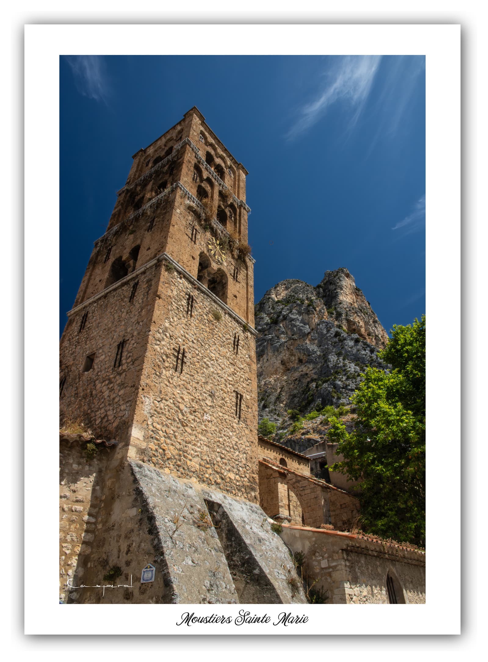 Poster Moustiers-Sainte-Marie (Alpes de haute-Provence - France). Affiches Formats 30x40 cm, 40x60 cm ou 50x70 cm. Impression sur Papier Photo. Décoration murale. Village. Paysage. Architecture.