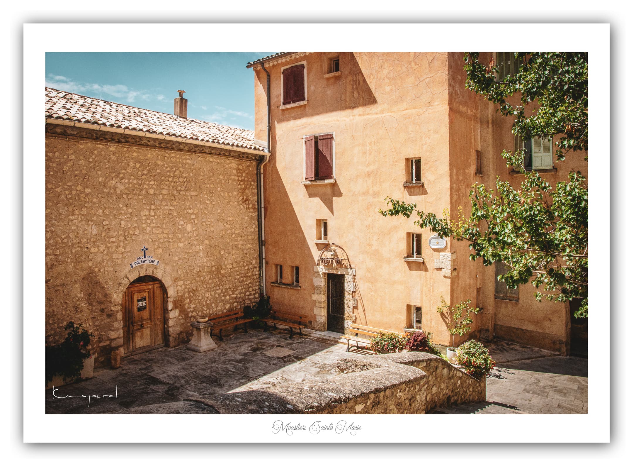 Poster Moustiers-Sainte-Marie (Alpes de haute-Provence - France). Affiches Formats 30x40 cm, 40x60 cm ou 50x70 cm. Impression sur Papier Photo. Décoration murale. Village. Paysage. Architecture.