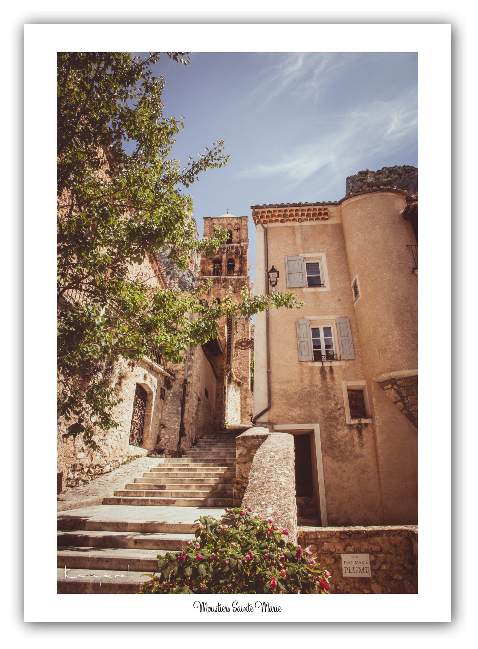 Poster Moustiers-Sainte-Marie (Alpes de haute-Provence - France). Affiches Formats 30x40 cm, 40x60 cm ou 50x70 cm. Impression sur Papier Photo. Décoration murale. Village. Paysage. Architecture.