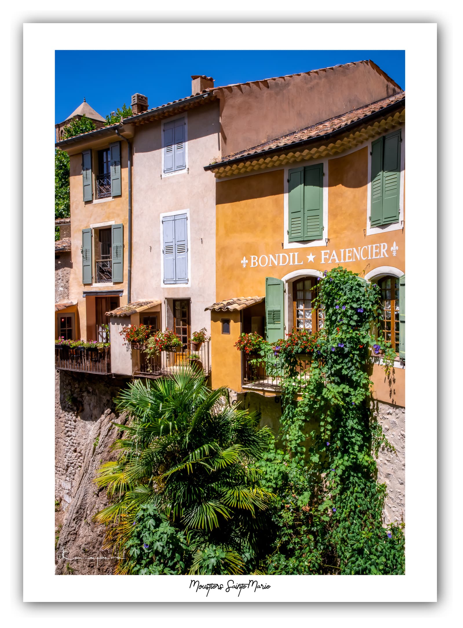 Poster Moustiers-Sainte-Marie (Alpes de haute-Provence - France). Affiches Formats 30x40 cm, 40x60 cm ou 50x70 cm. Impression sur Papier Photo. Décoration murale. Village. Paysage. Architecture.