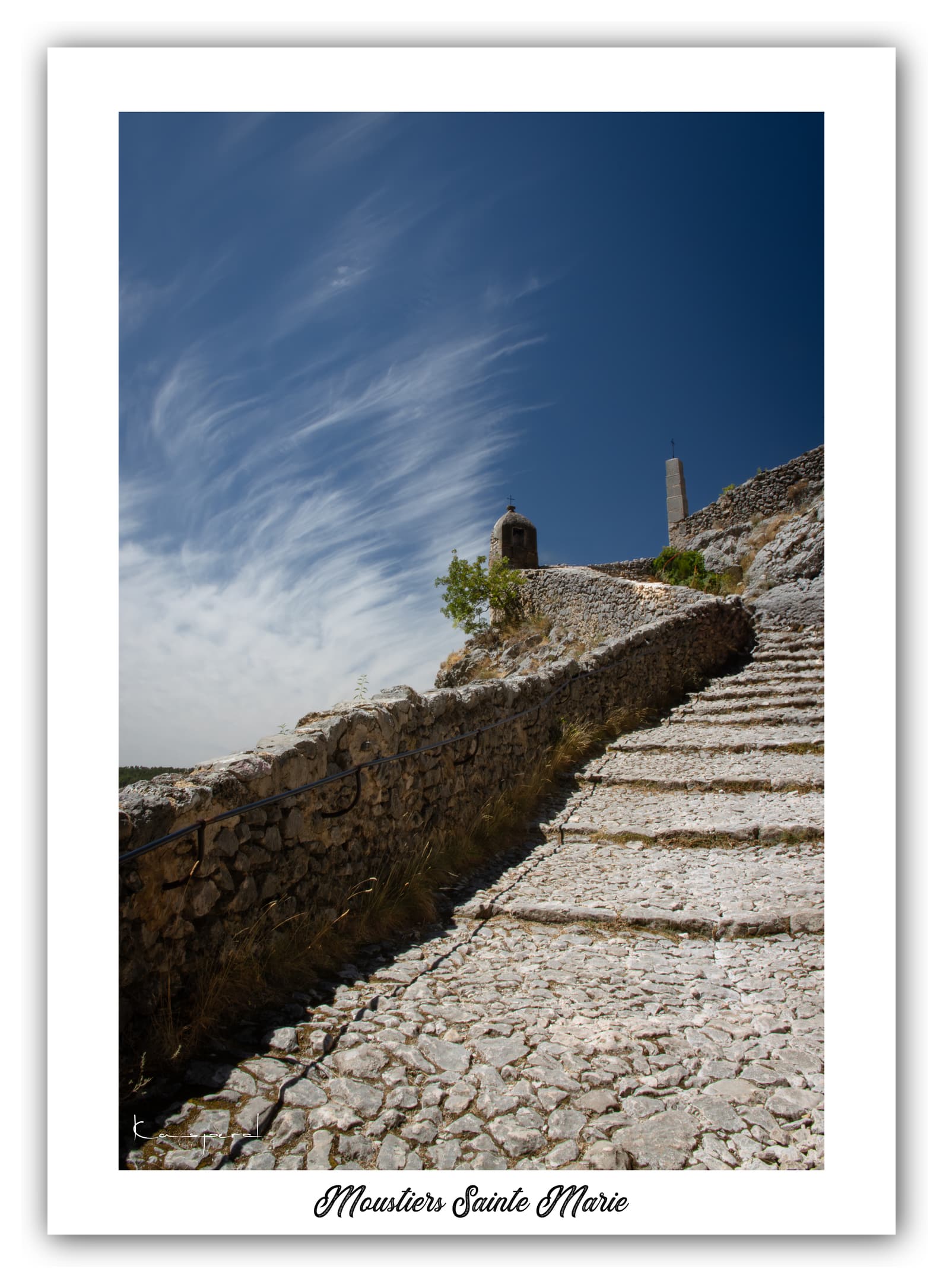 Poster Moustiers-Sainte-Marie (Alpes de haute-Provence - France). Affiches Formats 30x40 cm, 40x60 cm ou 50x70 cm. Impression sur Papier Photo. Décoration murale. Village. Paysage. Architecture.