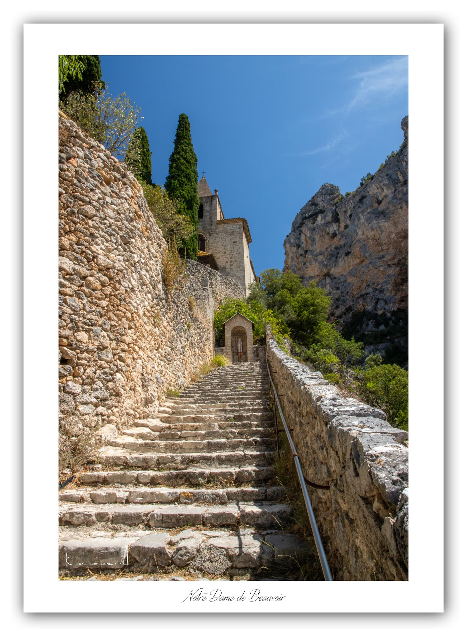 Poster Moustiers-Sainte-Marie (Alpes de haute-Provence - France). Affiches Formats 30x40 cm, 40x60 cm ou 50x70 cm. Impression sur Papier Photo. Décoration murale. Village. Paysage. Architecture.