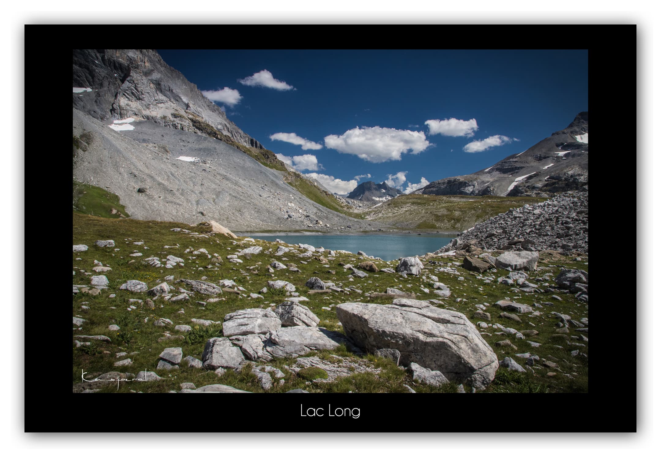 Poster Lac Long - Savoie (Les Alpes - France). Affiches Formats 30x40 cm, 40x60 cm ou 50x70 cm. Impression sur Papier Photo. Décoration murale. Paysage montagne. Eté. Parc National de la Vanoise.