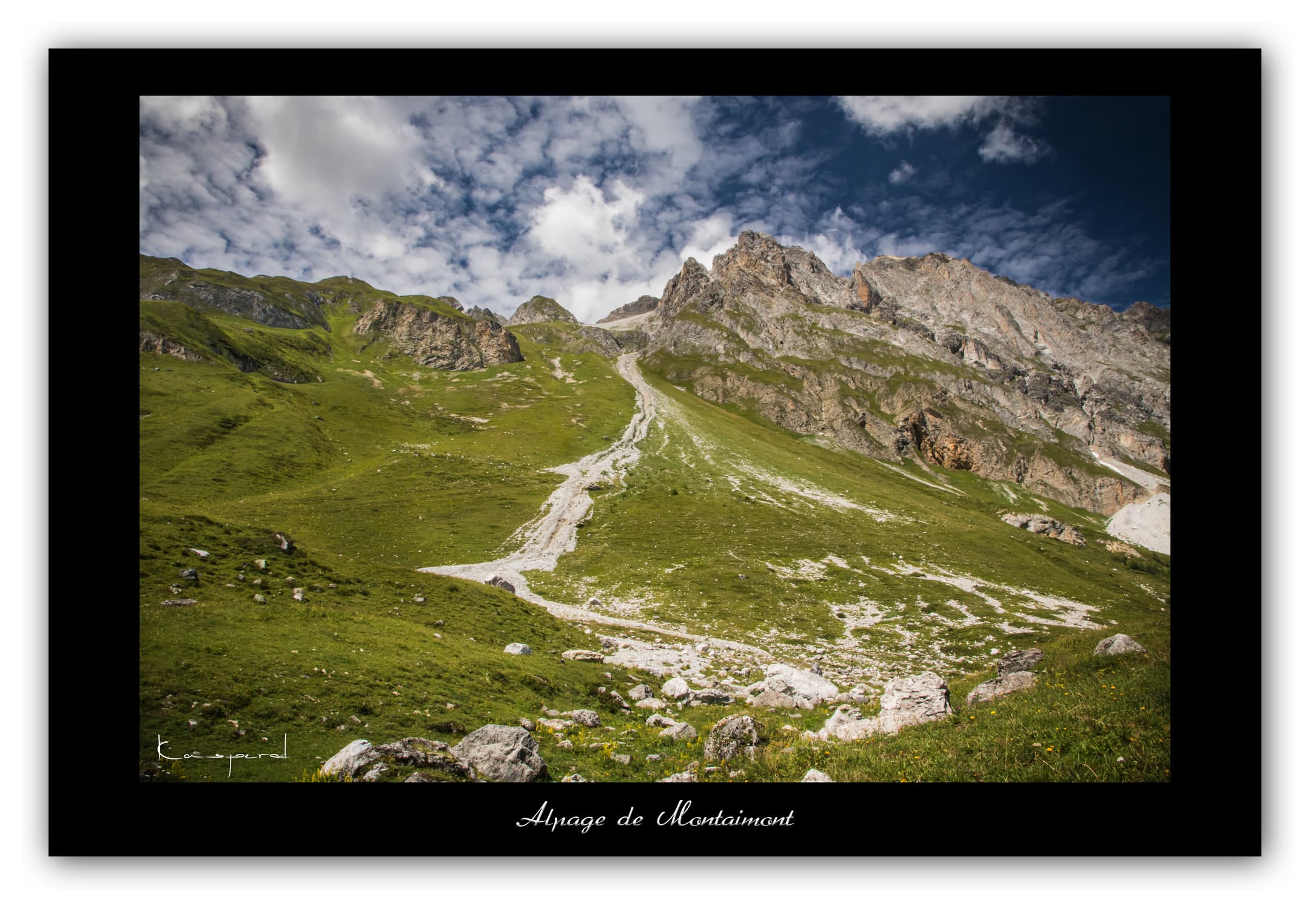 Poster Alpage de Montaimont - Savoie (Les Alpes - France). Affiches Formats 30x40 cm, 40x60 cm ou 50x70 cm. Impression sur Papier Photo. Décoration murale. Paysage montagne. Eté.