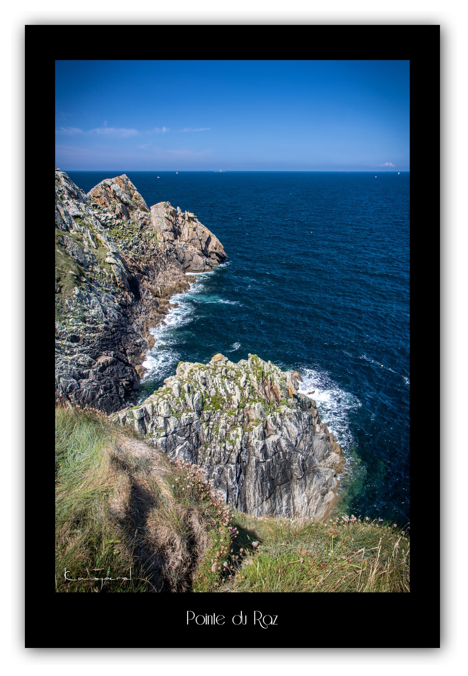 Poster Pointe du Raz - Bretagne (France). Affiches Formats 30x40 cm, 40x60 cm ou 50x70 cm. Impression sur Papier Photo. Décoration murale. Paysage. Mer. Phare.