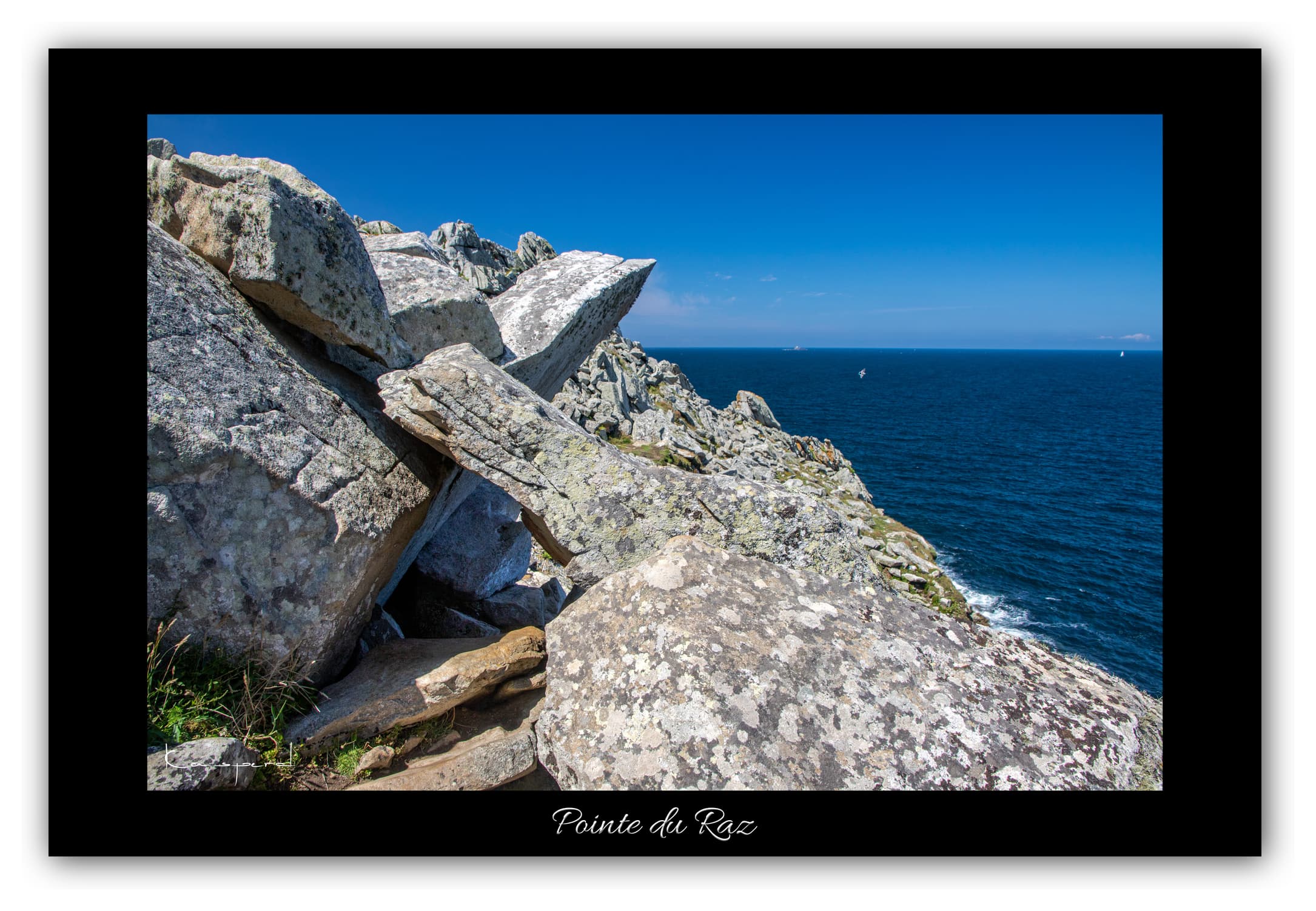 Poster Pointe du Raz - Bretagne (France). Affiches Formats 30x40 cm, 40x60 cm ou 50x70 cm. Impression sur Papier Photo. Décoration murale. Paysage. Mer. Phare.