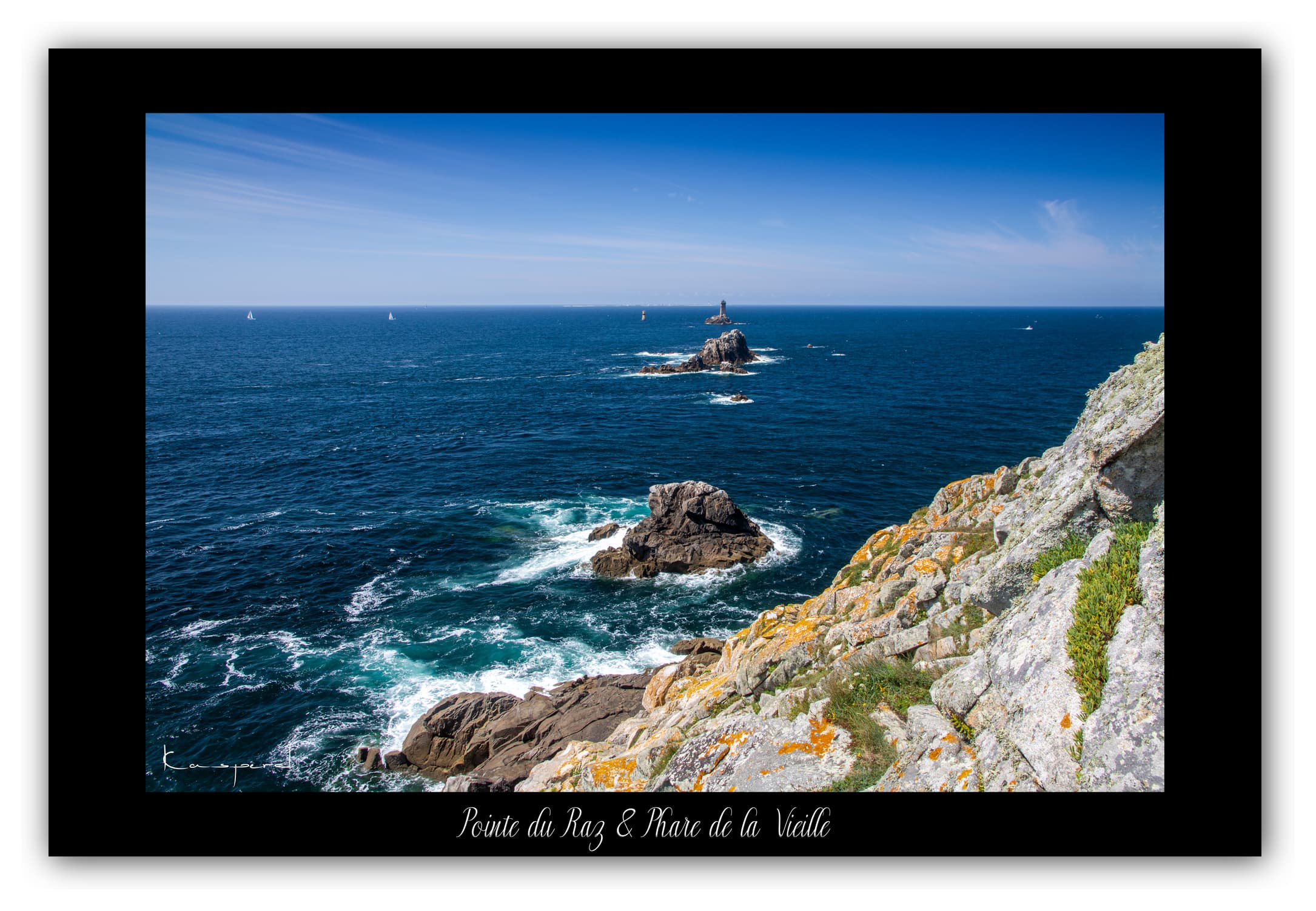 Poster Pointe du Raz et Phare de la Vieille - Bretagne (France). Affiches Formats 30x40 cm, 40x60 cm ou 50x70 cm. Impression sur Papier Photo. Décoration murale. Paysage. Mer. Phare.