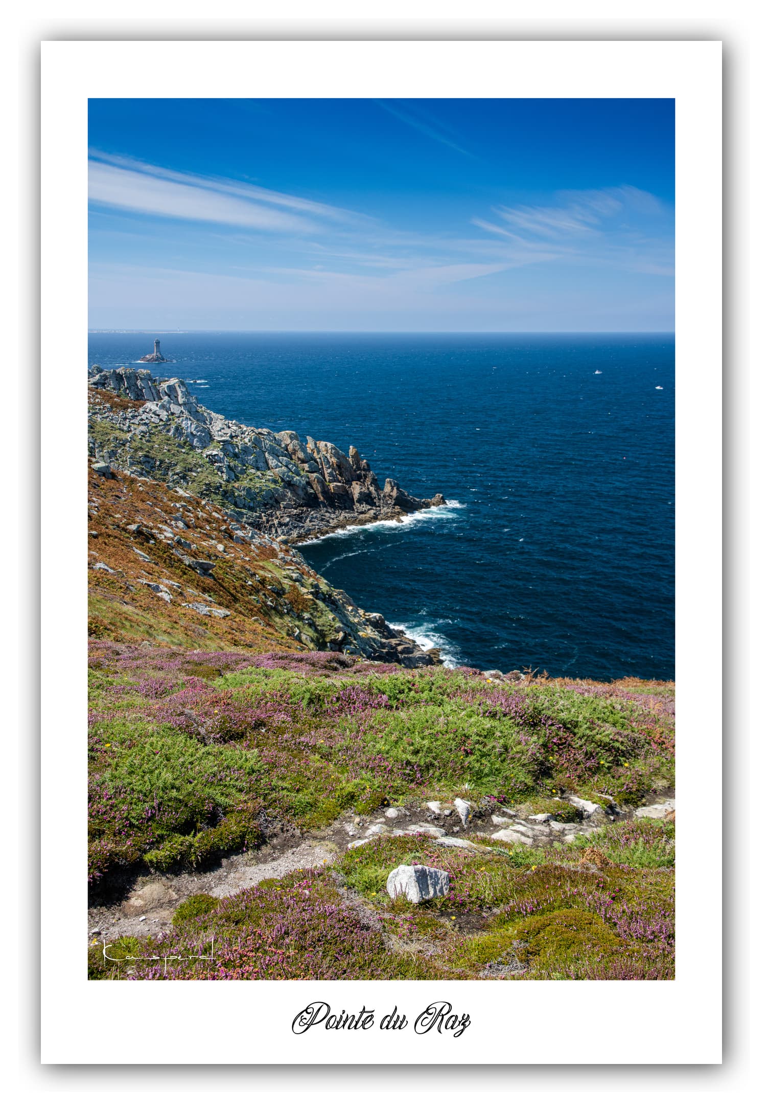 Poster Pointe du Raz et Phare de la Vieille - Bretagne (France). Affiches Formats 30x40 cm, 40x60 cm ou 50x70 cm. Impression sur Papier Photo. Décoration murale. Paysage. Mer. Phare.