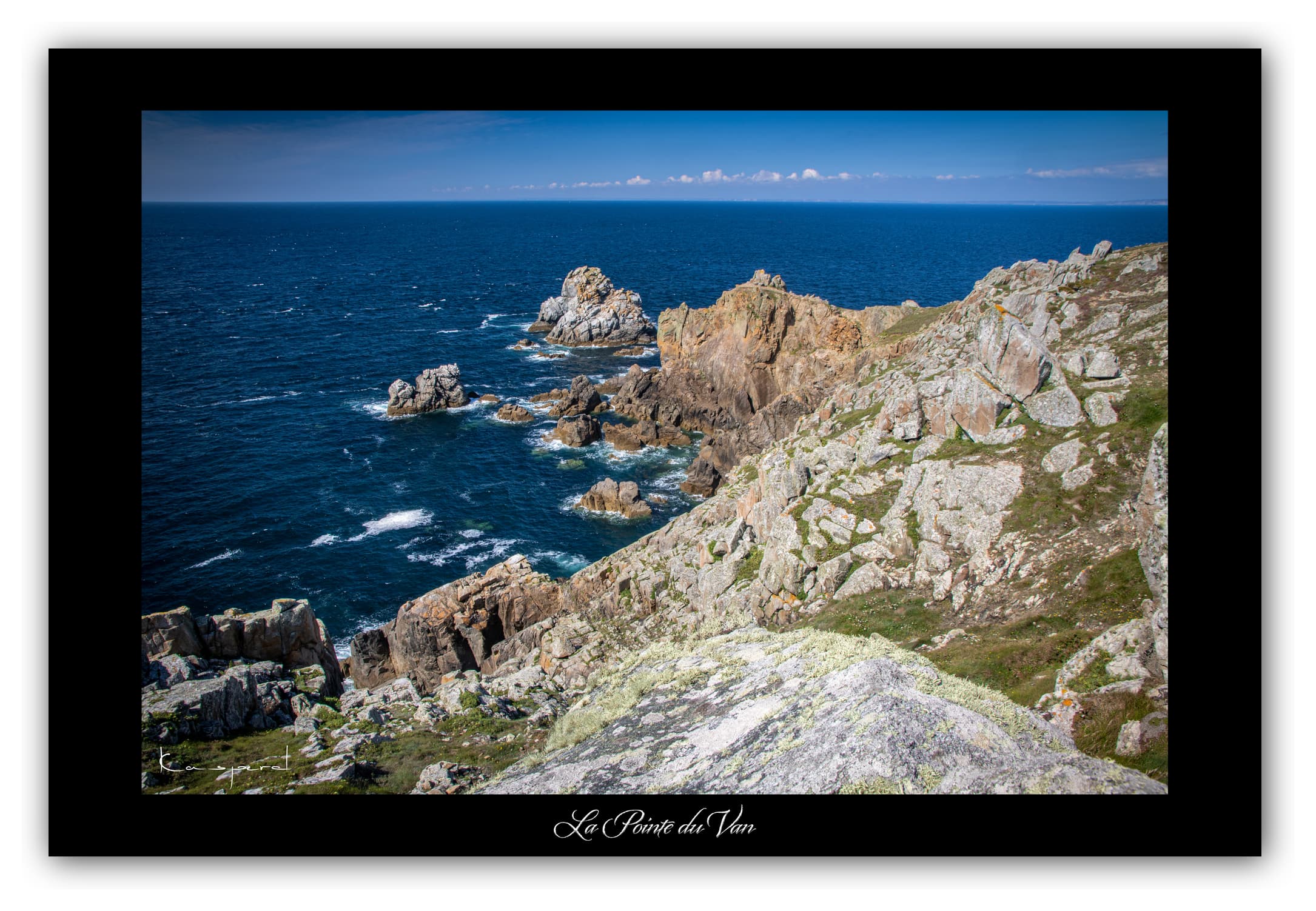 Poster Pointe du Van - Bretagne (France). Affiches Formats 30x40 cm, 40x60 cm ou 50x70 cm. Impression sur Papier Photo. Décoration murale. Paysage. Mer. Phare.