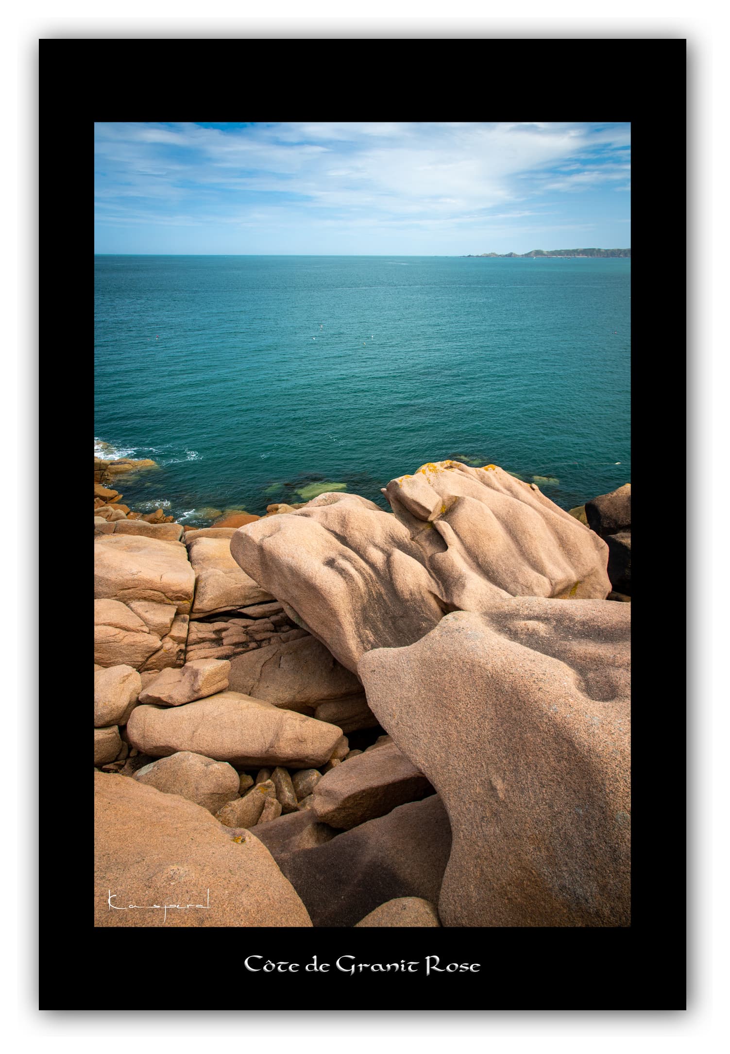 Poster Côte de Granit Rose - Bretagne (France). Affiches Formats 30x40 cm, 40x60 cm ou 50x70 cm. Impression sur Papier Photo. Décoration murale. Paysage. Mer. Phare.