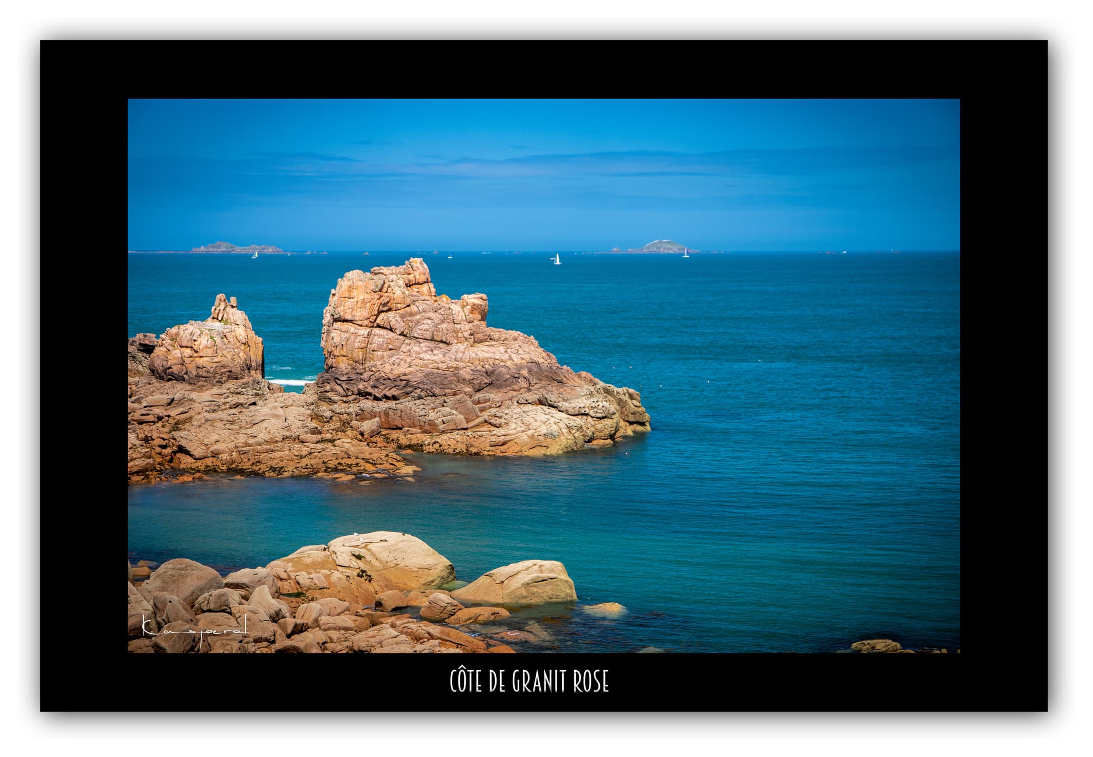 Poster Côte de Granit Rose - Bretagne (France). Affiches Formats 30x40 cm, 40x60 cm ou 50x70 cm. Impression sur Papier Photo. Décoration murale. Paysage. Mer. Phare.