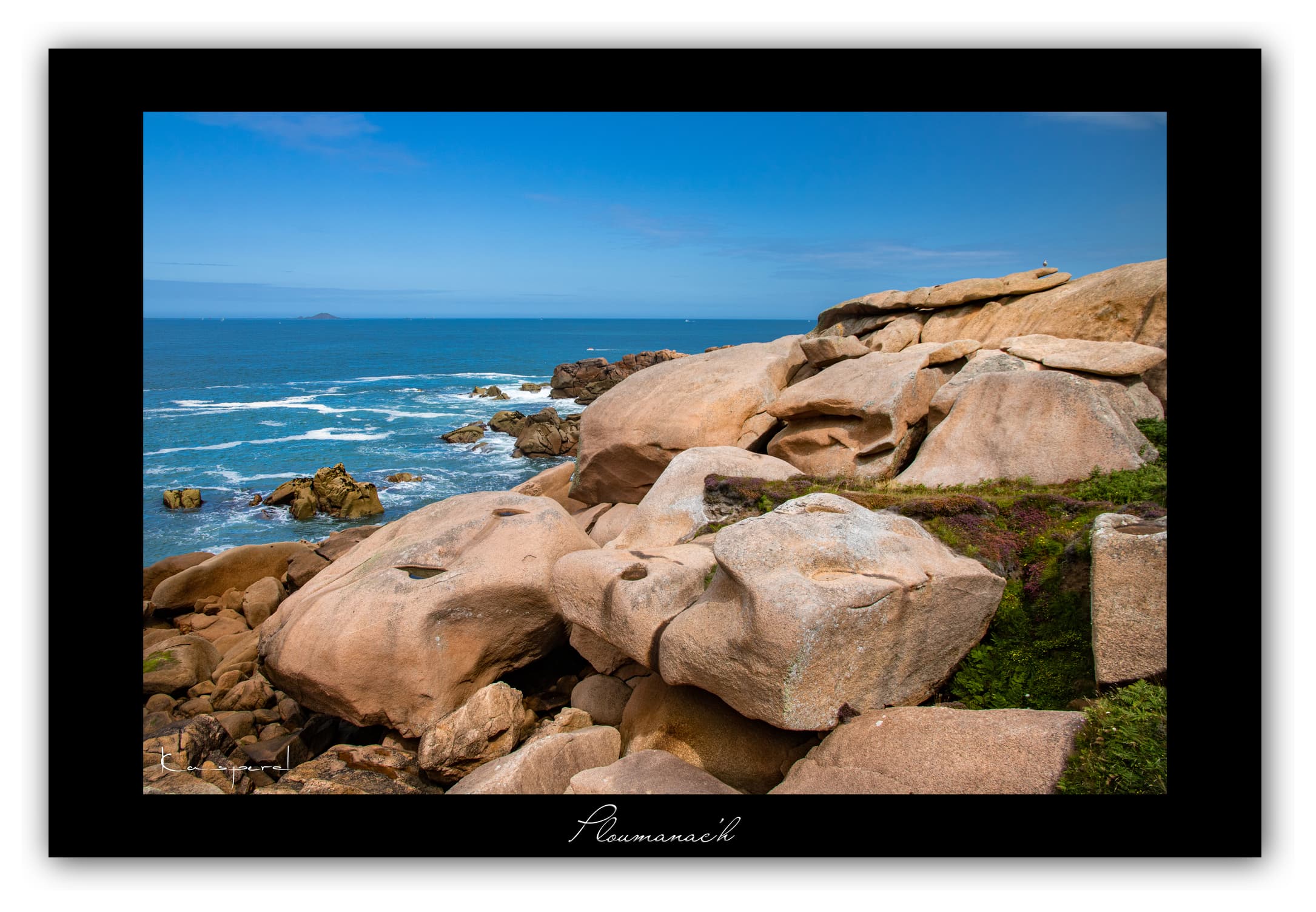 Poster Côte de Granit Rose - Bretagne (France). Affiches Formats 30x40 cm, 40x60 cm ou 50x70 cm. Impression sur Papier Photo. Décoration murale. Paysage. Mer. Phare.