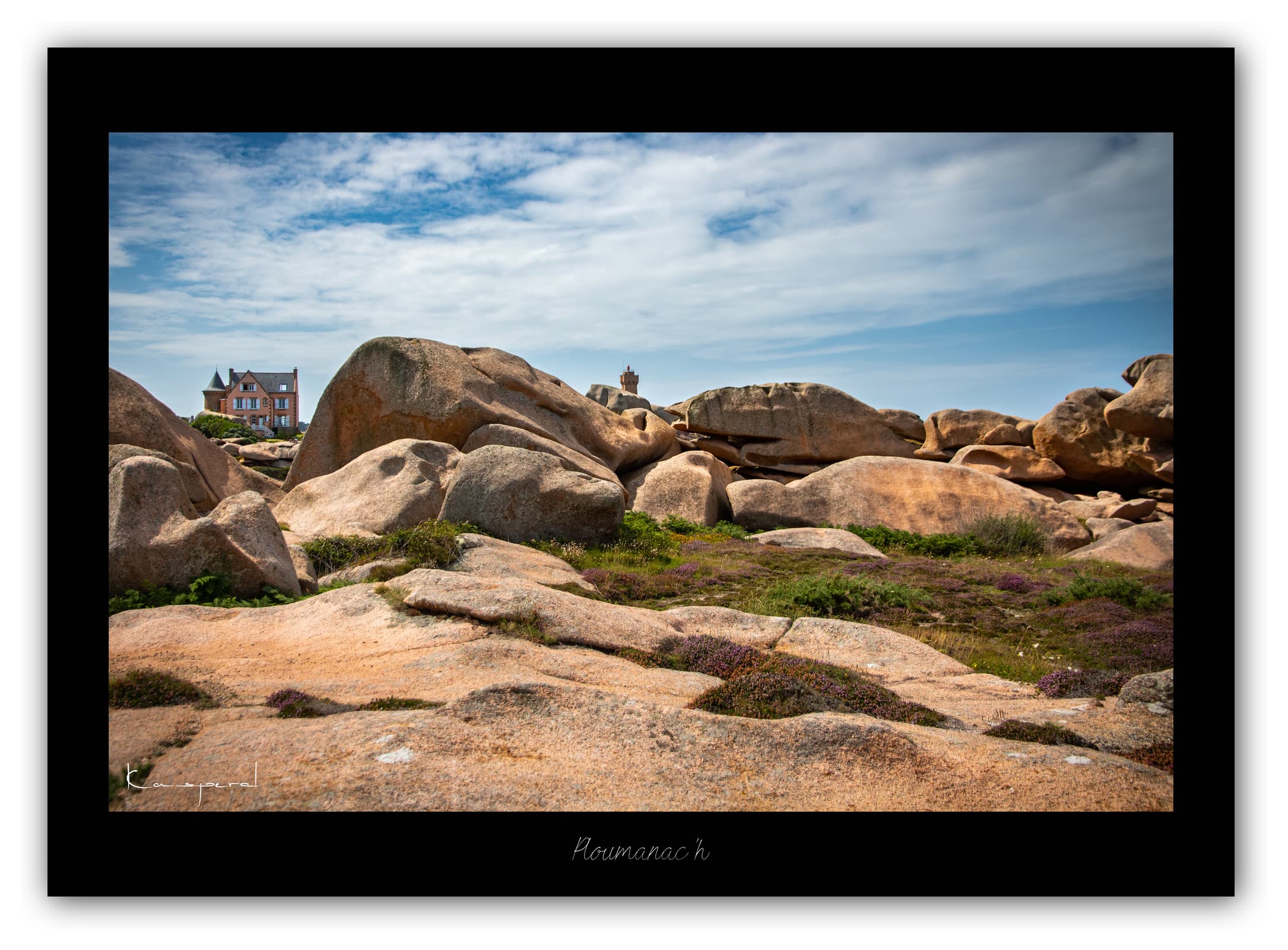 Poster Côte de Granit Rose - Bretagne (France). Affiches Formats 30x40 cm, 40x60 cm ou 50x70 cm. Impression sur Papier Photo. Décoration murale. Paysage. Mer. Phare.