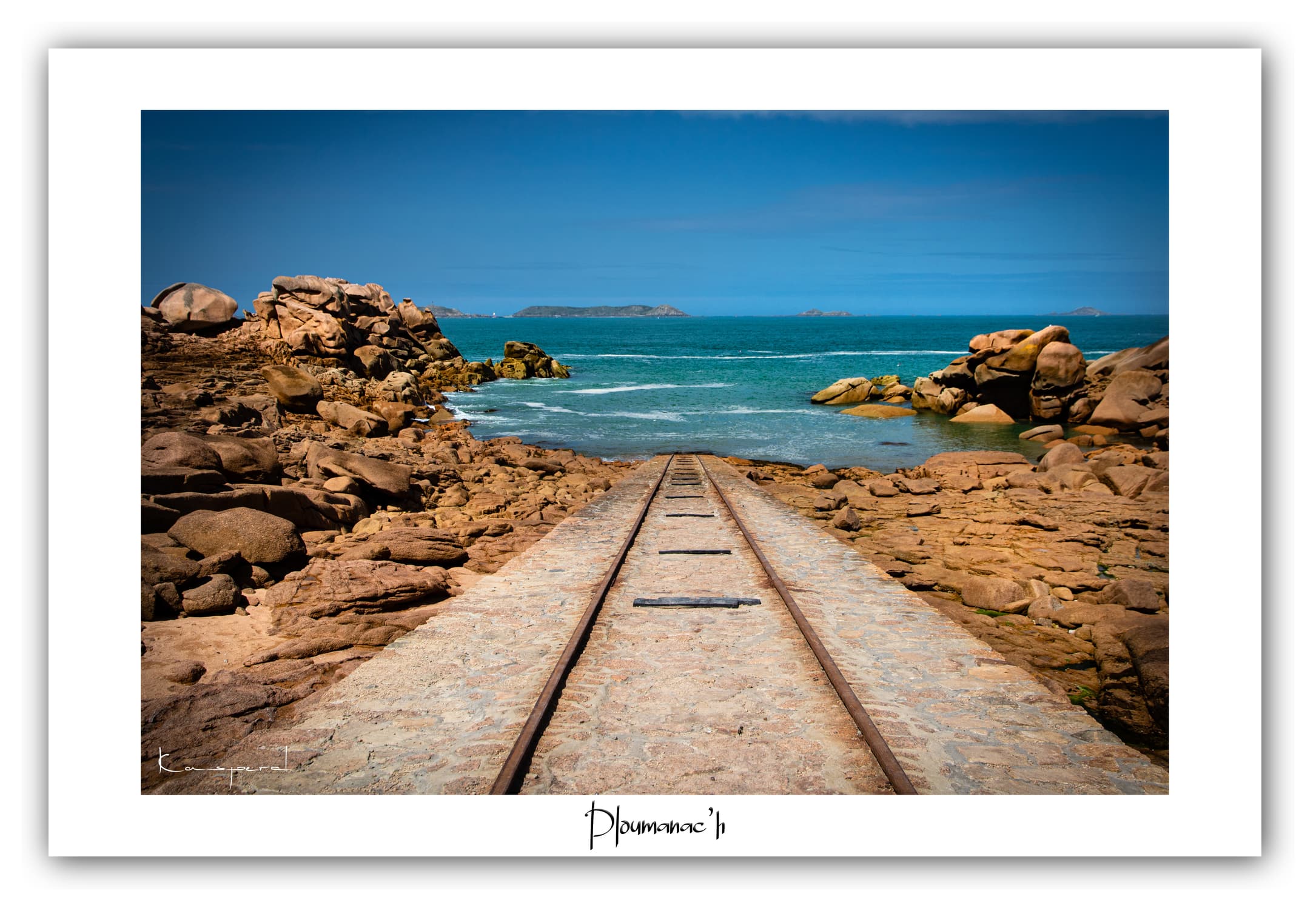 Poster Côte de Granit Rose - Bretagne (France). Affiches Formats 30x40 cm, 40x60 cm ou 50x70 cm. Impression sur Papier Photo. Décoration murale. Paysage. Mer. Phare.