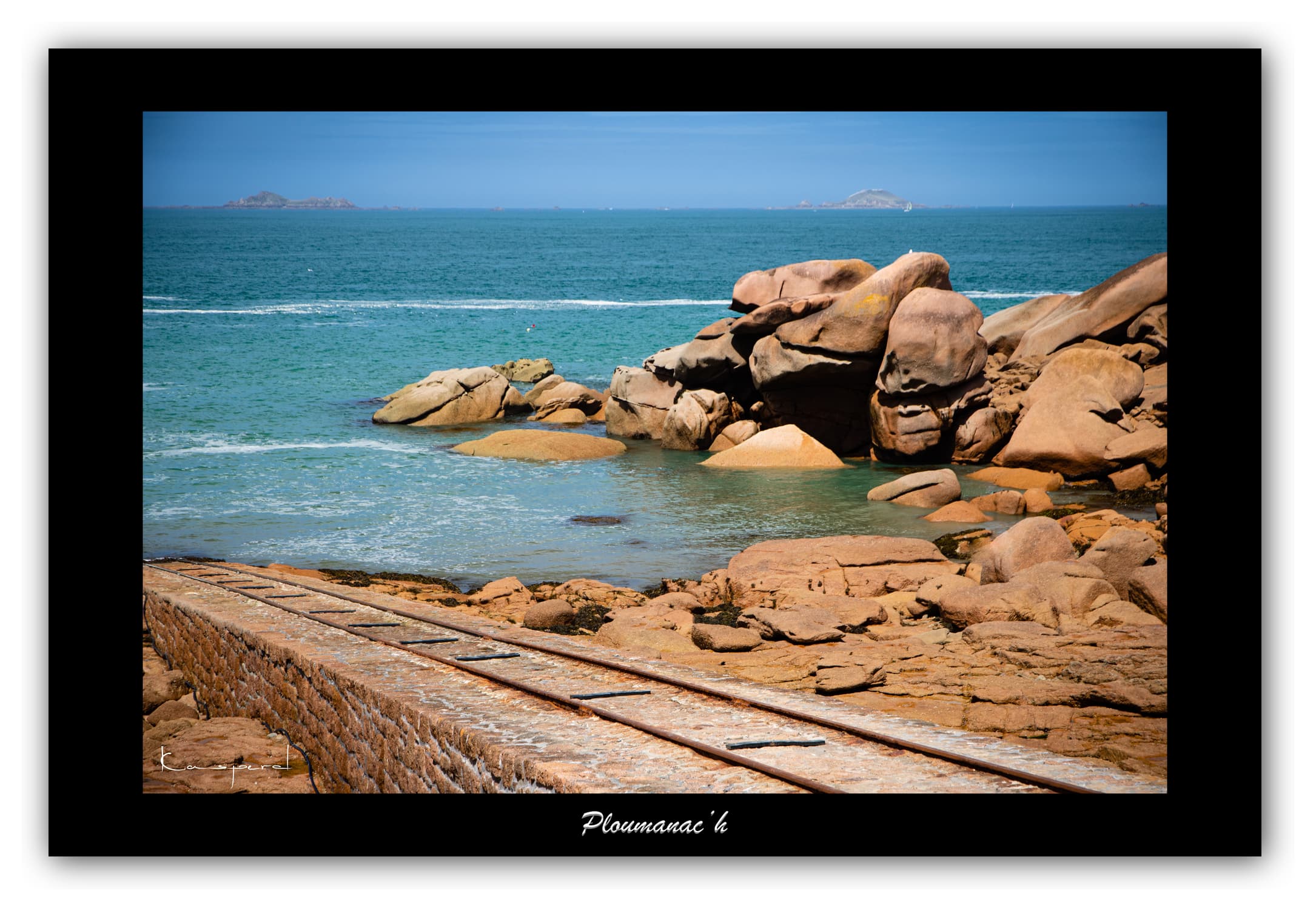 Poster Côte de Granit Rose - Bretagne (France). Affiches Formats 30x40 cm, 40x60 cm ou 50x70 cm. Impression sur Papier Photo. Décoration murale. Paysage. Mer. Phare.