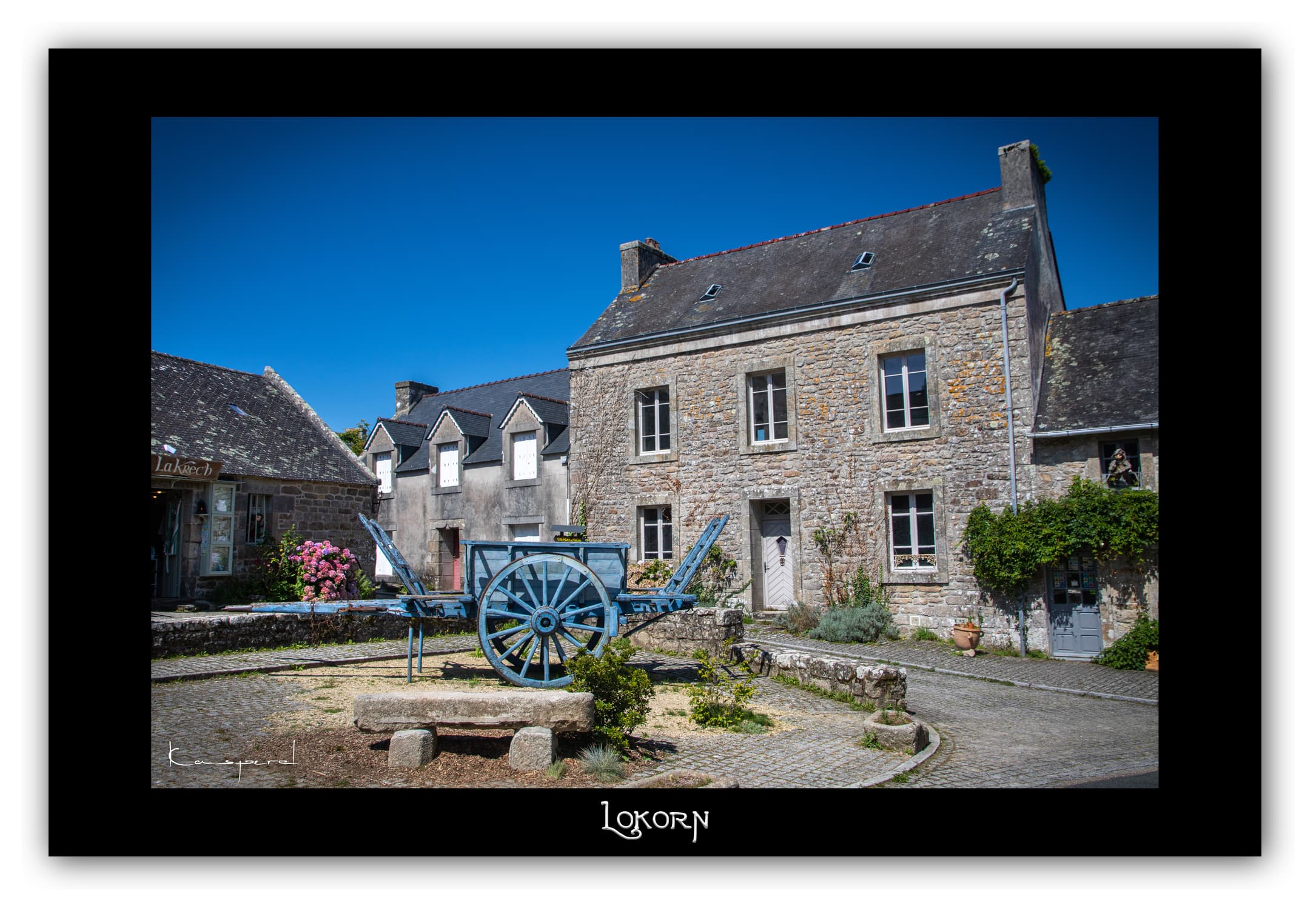 Poster Lokorn/Locronan - Bretagne (France). Affiches Formats 30x40 cm, 40x60 cm ou 50x70 cm. Impression sur Papier Photo. Décoration murale. Paysage. Mer. Phare.