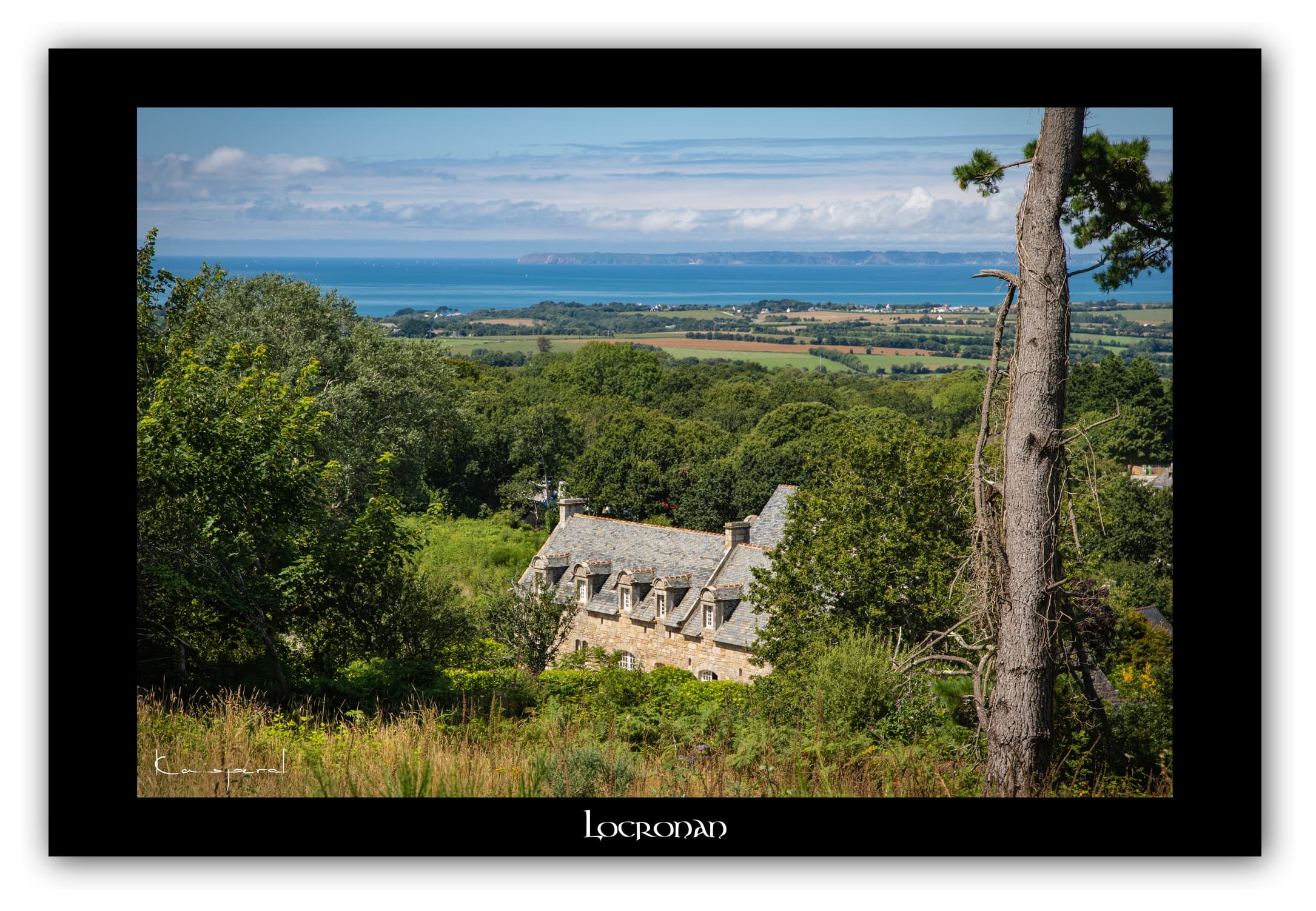 Poster Locronan - Bretagne (France). Affiches Formats 30x40 cm, 40x60 cm ou 50x70 cm. Impression sur Papier Photo. Décoration murale. Paysage. Mer. Phare.