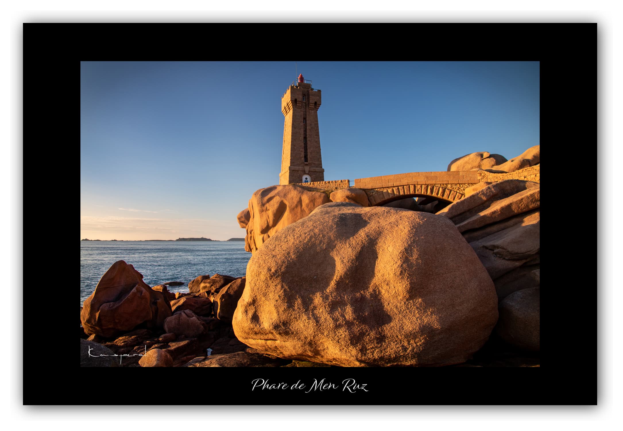 Poster Phare de Men Ruz - Bretagne (France). Affiches Formats 30x40 cm, 40x60 cm ou 50x70 cm. Impression sur Papier Photo. Décoration murale. Paysage. Mer. Phare.