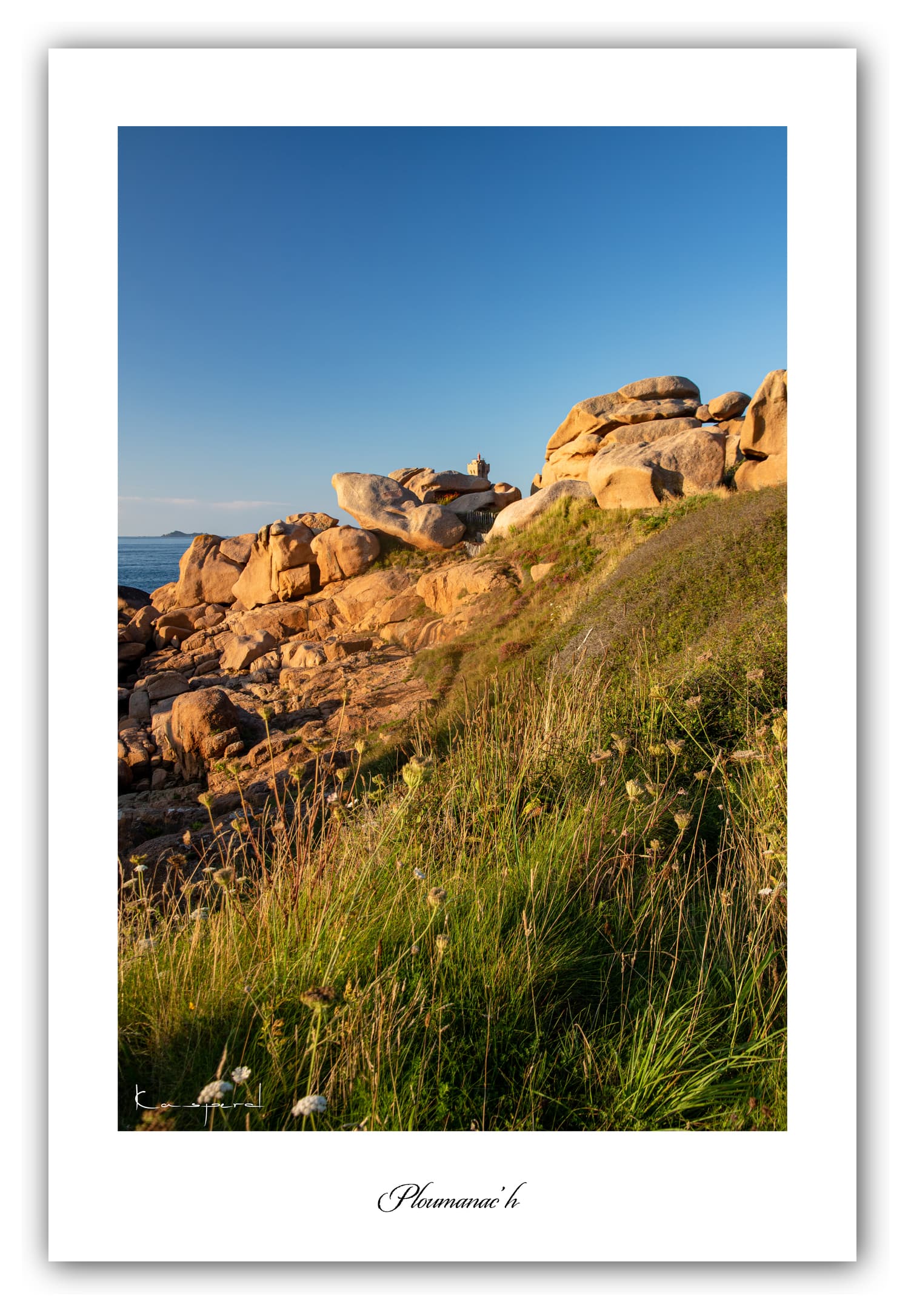 Poster Côte de Granit Rose - Bretagne (France). Affiches Formats 30x40 cm, 40x60 cm ou 50x70 cm. Impression sur Papier Photo. Décoration murale. Paysage. Mer. Phare.