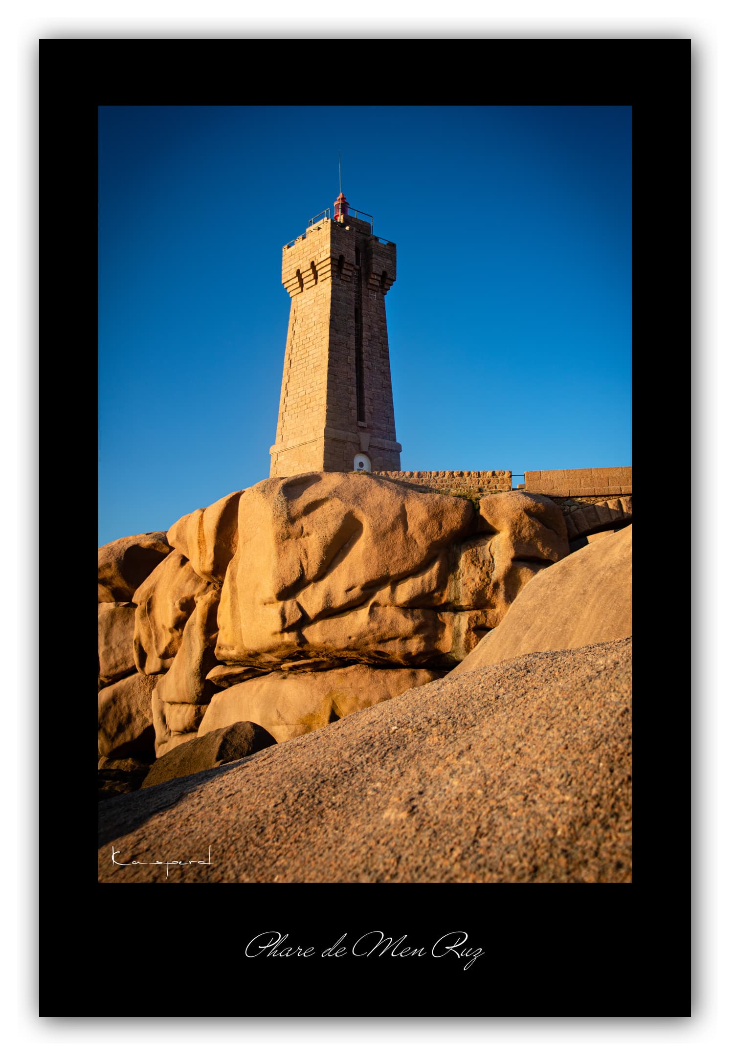 Poster Phare de Men Ruz - Bretagne (France). Affiches Formats 30x40 cm, 40x60 cm ou 50x70 cm. Impression sur Papier Photo. Décoration murale. Paysage. Mer. Phare.