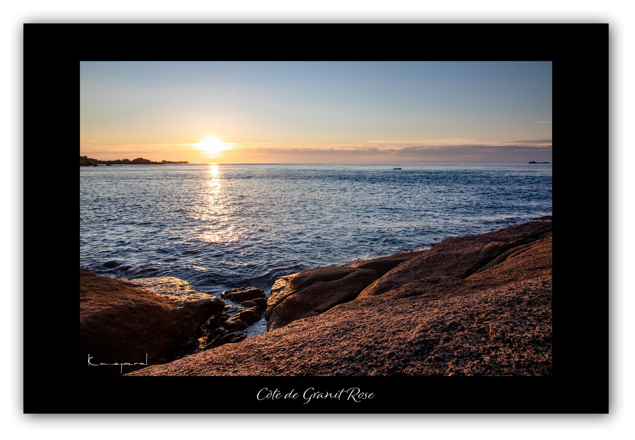 Poster Côte de Granit Rose - Bretagne (France). Affiches Formats 30x40 cm, 40x60 cm ou 50x70 cm. Impression sur Papier Photo. Décoration murale. Paysage. Mer. Phare.