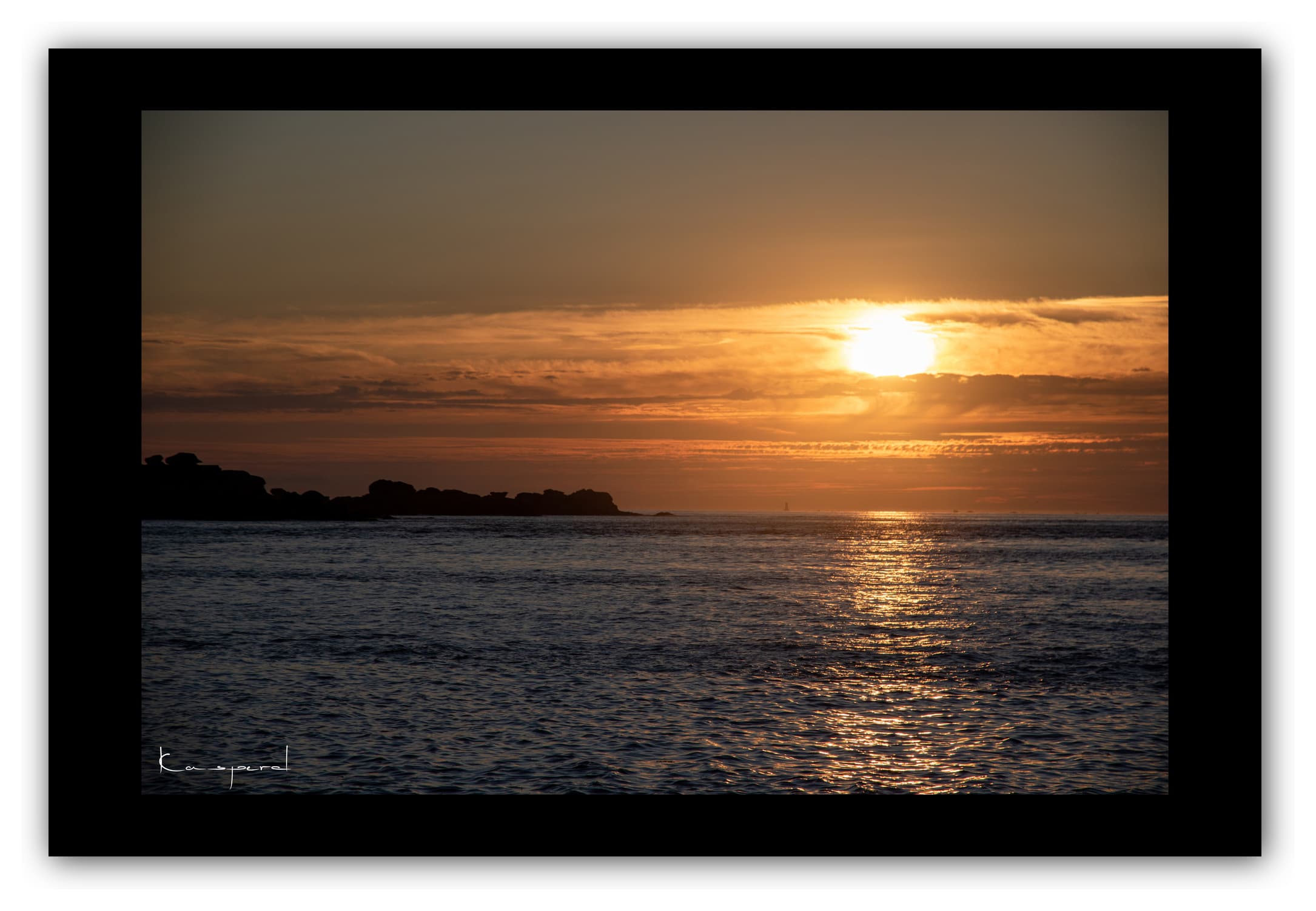 Poster Côte de Granit Rose - Bretagne (France). Affiches Formats 30x40 cm, 40x60 cm ou 50x70 cm. Impression sur Papier Photo. Décoration murale. Paysage. Mer. Phare.