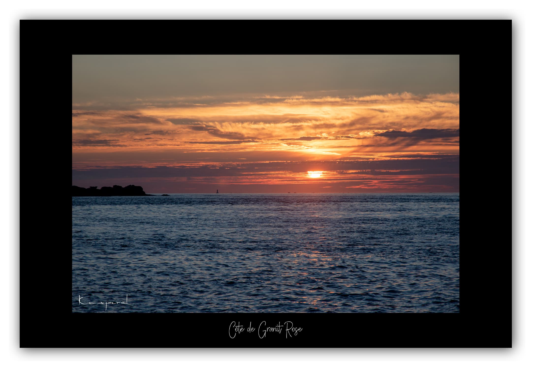 Poster Côte de Granit Rose - Bretagne (France). Affiches Formats 30x40 cm, 40x60 cm ou 50x70 cm. Impression sur Papier Photo. Décoration murale. Paysage. Mer. Phare.