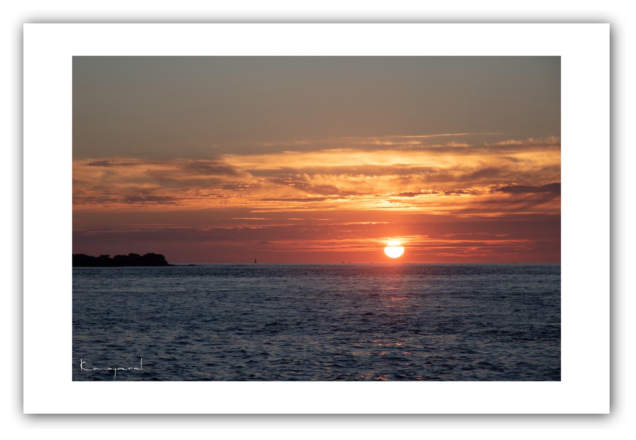 Poster Côte de Granit Rose - Bretagne (France). Affiches Formats 30x40 cm, 40x60 cm ou 50x70 cm. Impression sur Papier Photo. Décoration murale. Paysage. Mer. Phare.