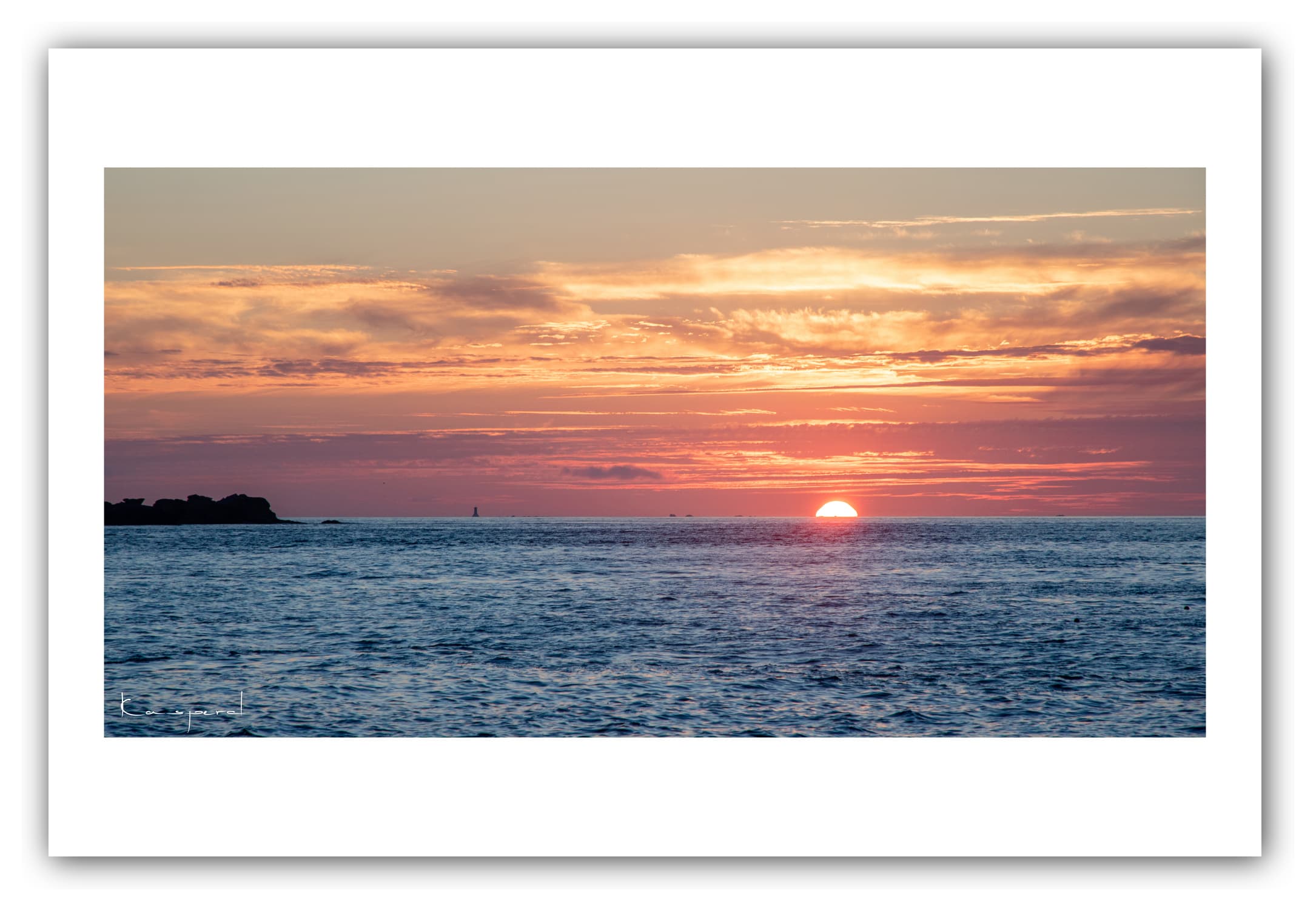 Poster Côte de Granit Rose - Bretagne (France). Affiches Formats 30x40 cm, 40x60 cm ou 50x70 cm.Impression sur Papier Photo. Décoration murale. Paysage. Mer. Phare.