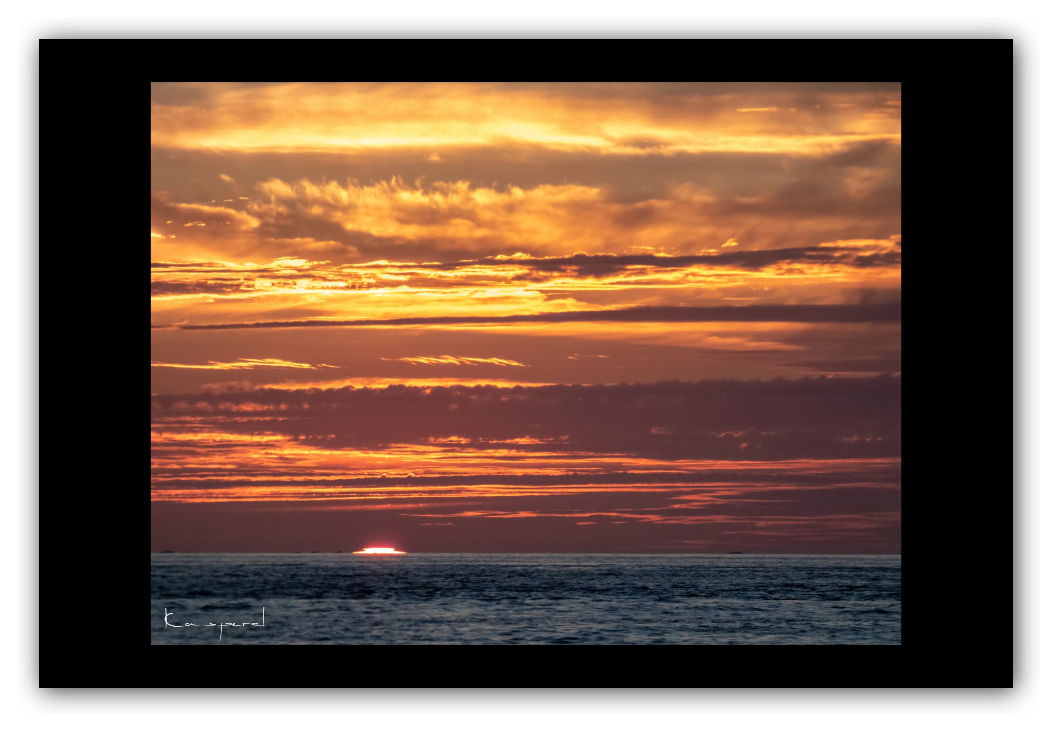 Poster Côte de Granit Rose - Bretagne (France). Affiches Formats 30x40 cm, 40x60 cm ou 50x70 cm. Impression sur Papier Photo. Décoration murale. Paysage. Mer. Phare.