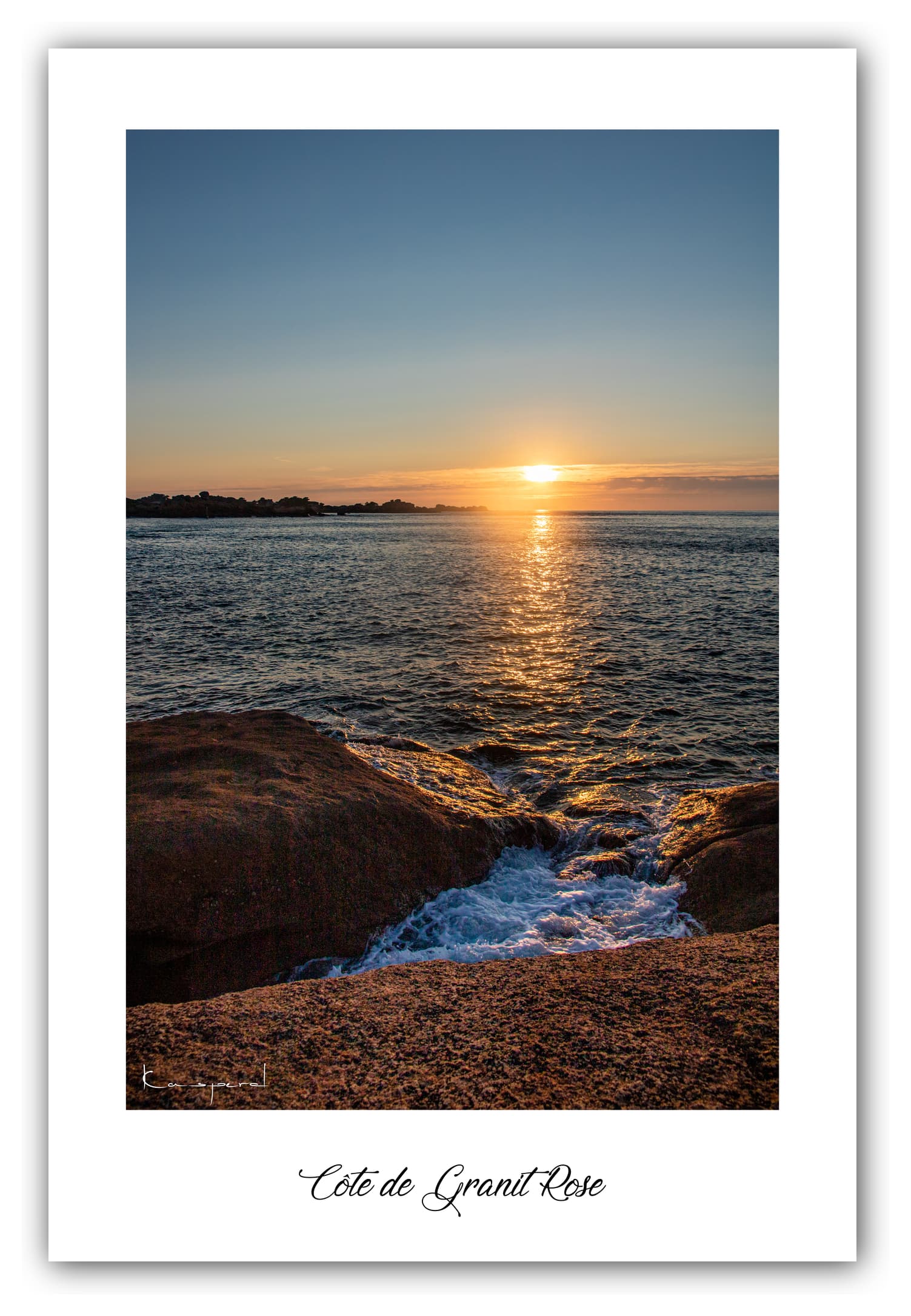 Poster Côte de Granit Rose - Bretagne (France). Affiches Formats 30x40 cm, 40x60 cm ou 50x70 cm. Impression sur Papier Photo. Décoration murale. Paysage. Mer. Phare.