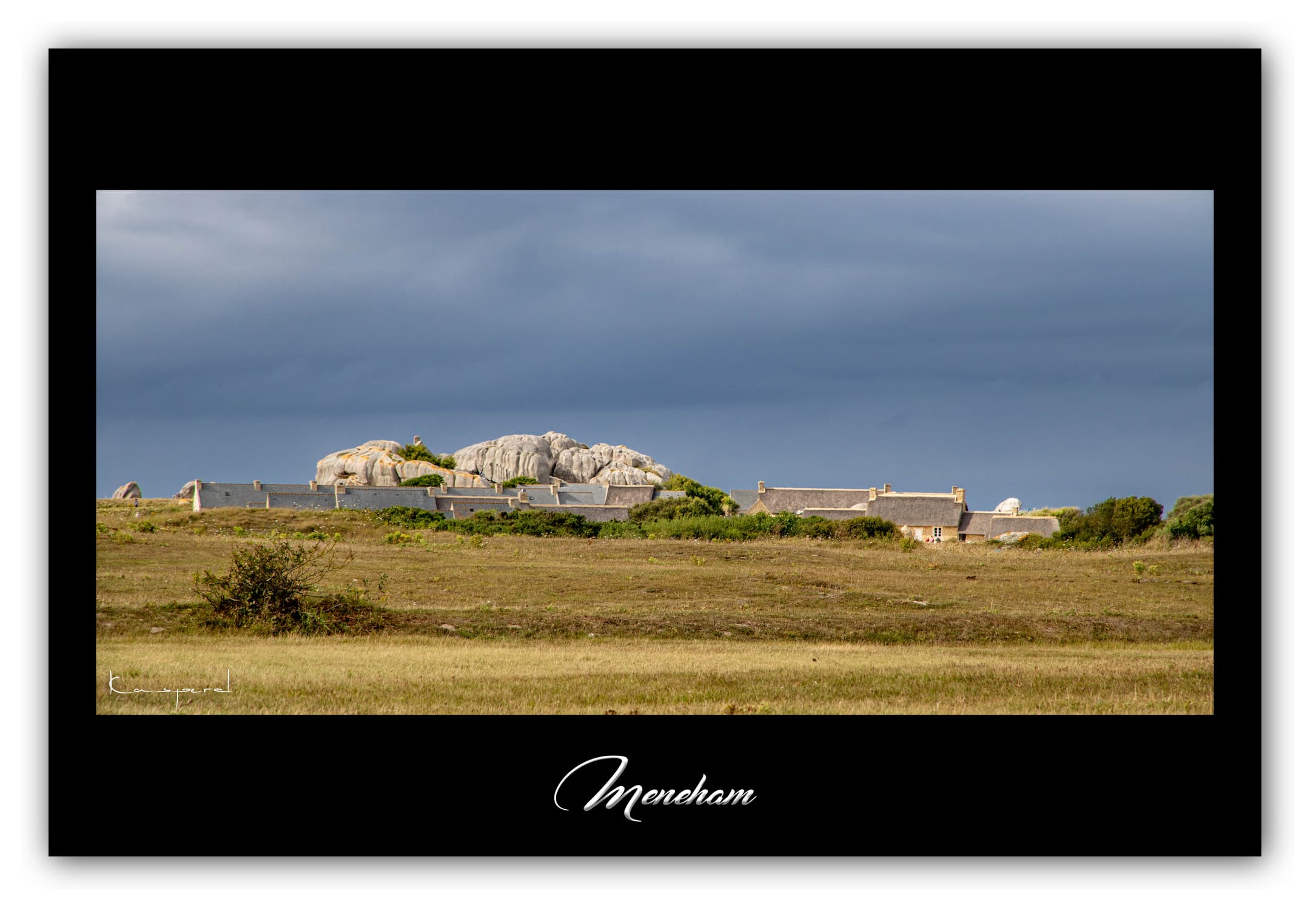 Poster Meneham - Bretagne (France). Affiches Formats 30x40 cm, 40x60 cm ou 50x70 cm. Impression sur Papier Photo. Décoration murale. Paysage. Mer. Phare.