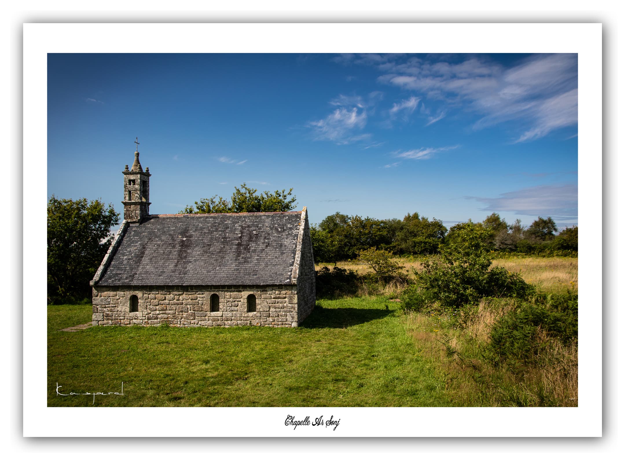 Poster Chapelle Ar Sonj - Bretagne (France). Affiches Formats 30x40 cm, 40x60 cm ou 50x70cm. Impression sur Papier Photo. Décoration murale. Paysage. Mer. Phare.