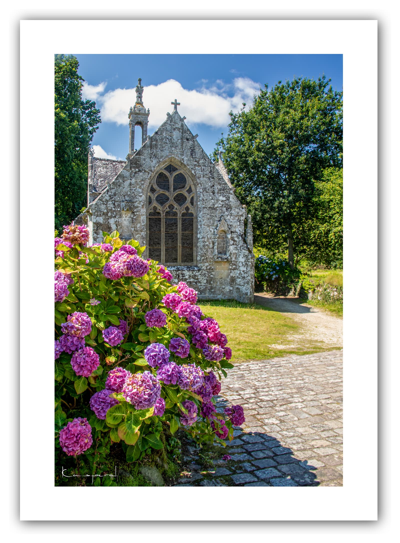 Poster Chapelle Notre-Dame de Bonne Nouvelle - Bretagne (France). Affiches Formats 30x40 cm, 40x60 cm ou 50x70cm. Impression sur Papier Photo. Décoration murale. Paysage. Mer. Phare.
