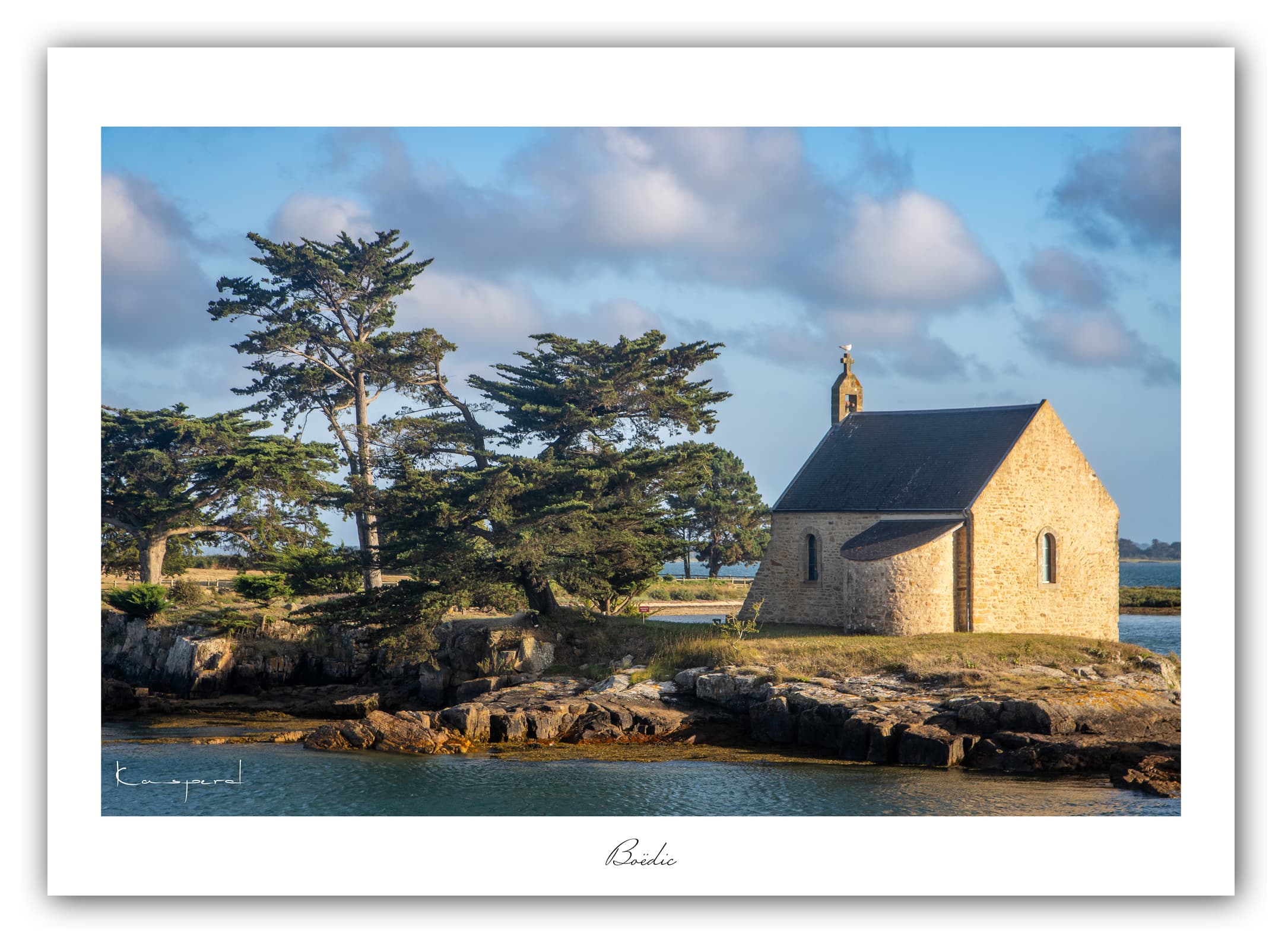 Poster Chapelle de Boëdic (Bretagne - France). Affiches Formats 30x40cm, 40x60 cm ou 50x70 cm. Impression sur Papier Photo. Décoration murale. Paysage. Île.