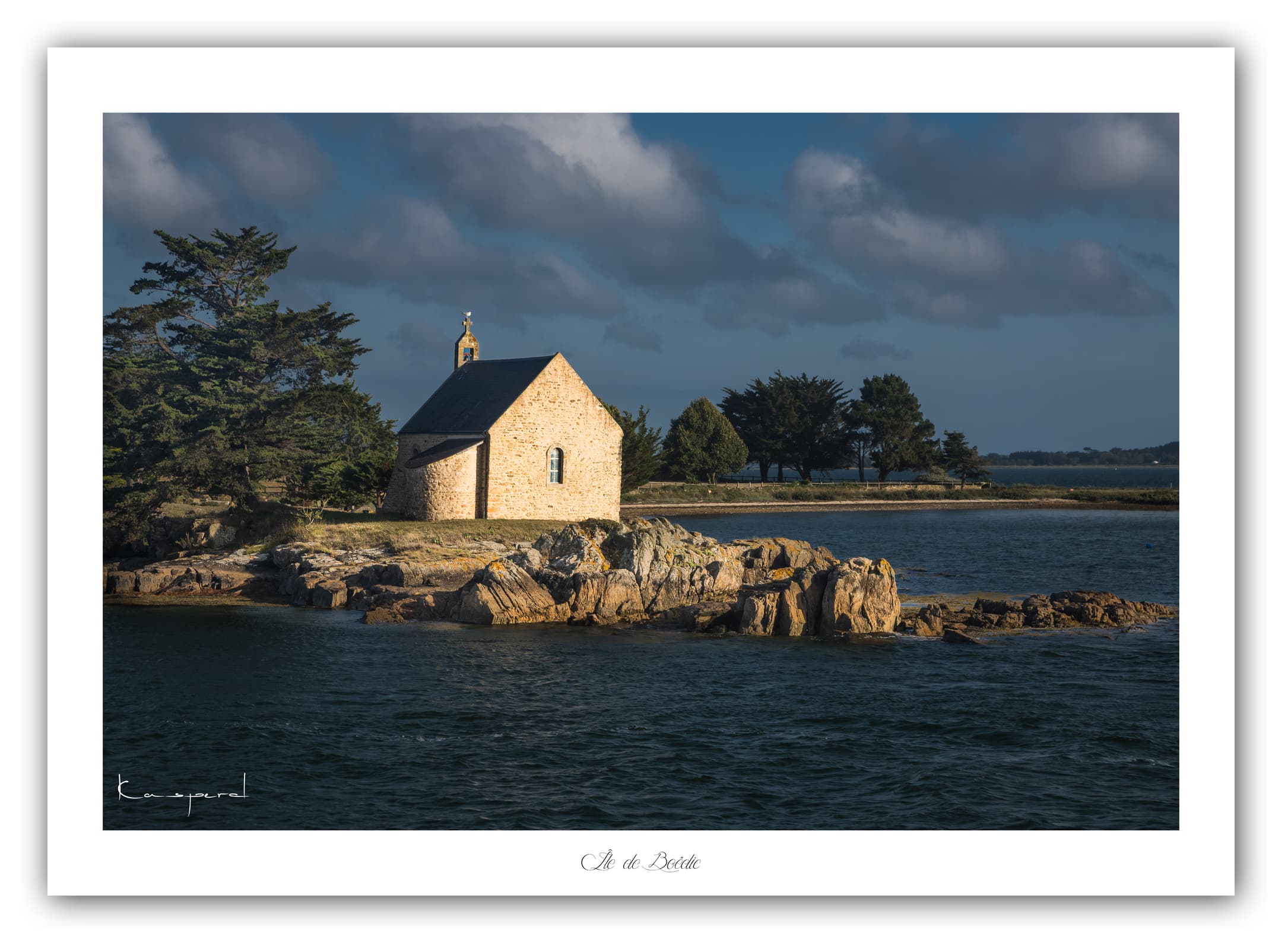 Poster Chapelle de Boëdic (Bretagne - France). Affiches Formats 30x40cm, 40x60 cm ou 50x70 cm. Impression sur Papier Photo. Décoration murale. Paysage. Île.