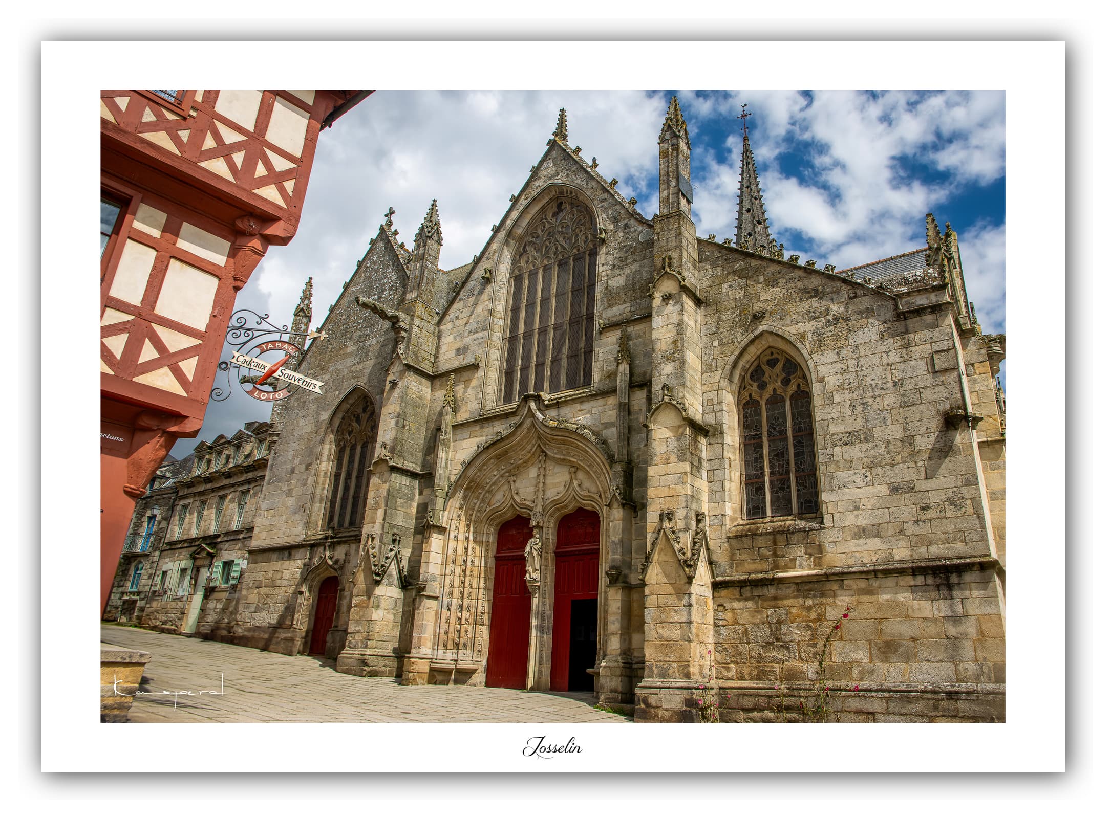 Poster Josselin (Bretagne - France). Affiches Formats 30x40cm, 40x60 cm ou 50x70 cm. Impression sur Papier Photo. Décoration murale. Architecture. Eglise.