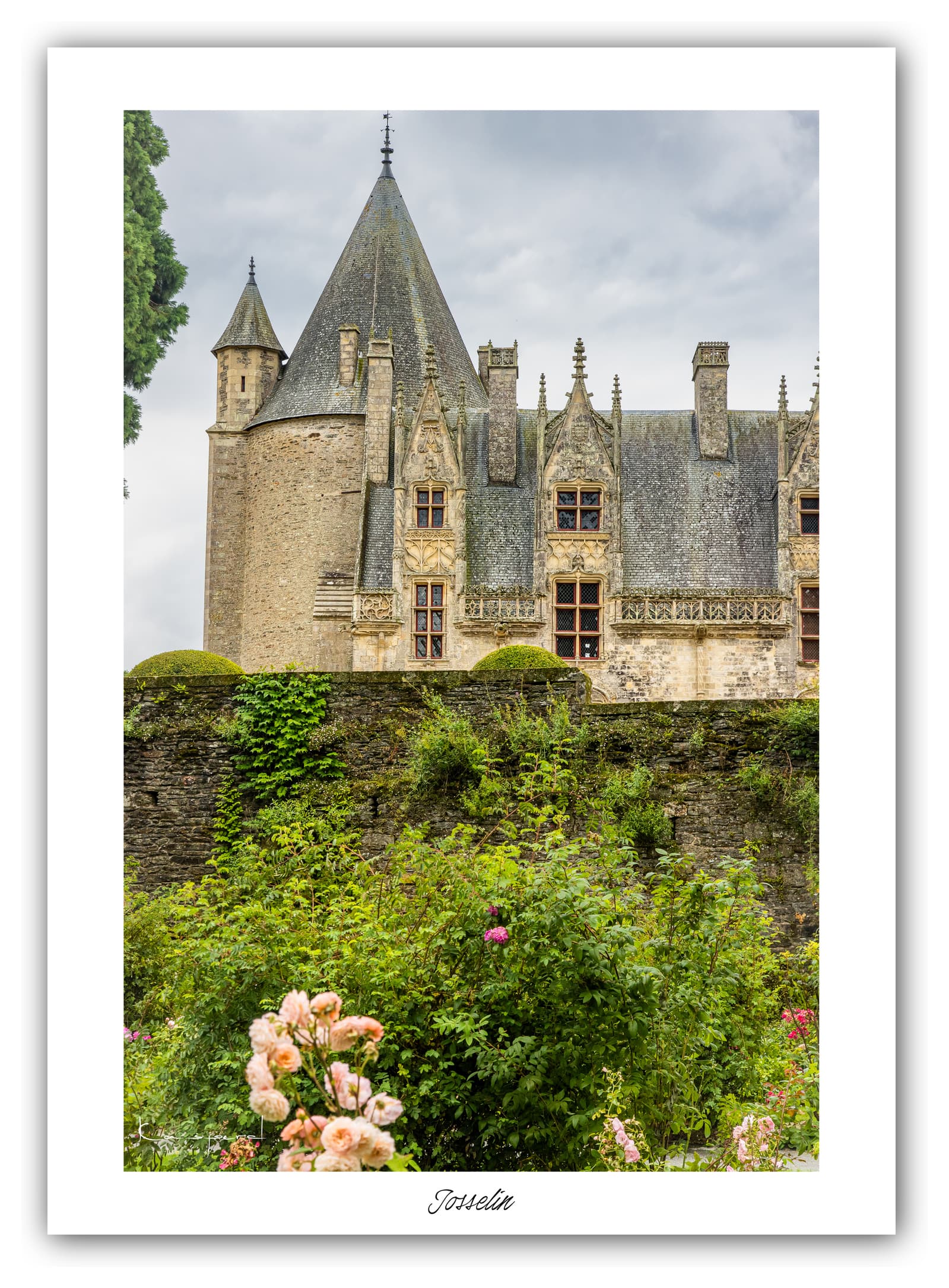 Poster Château de Josselin (Bretagne - France). Affiches Formats 30x40cm, 40x60 cm ou 50x70 cm. Impression sur Papier Photo. Décoration murale. Architecture. Eglise.