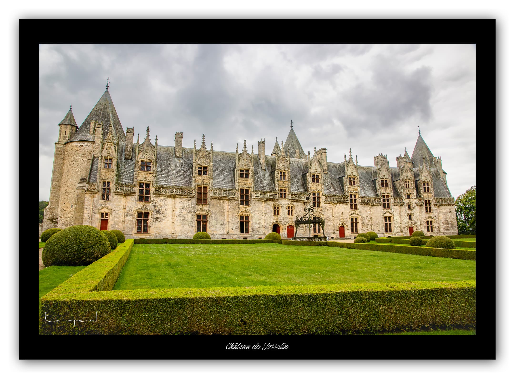 Poster Château de Josselin (Bretagne - France). Affiches Formats 30x40cm, 40x60 cm ou 50x70 cm. Impression sur Papier Photo. Décoration murale. Architecture. Eglise.