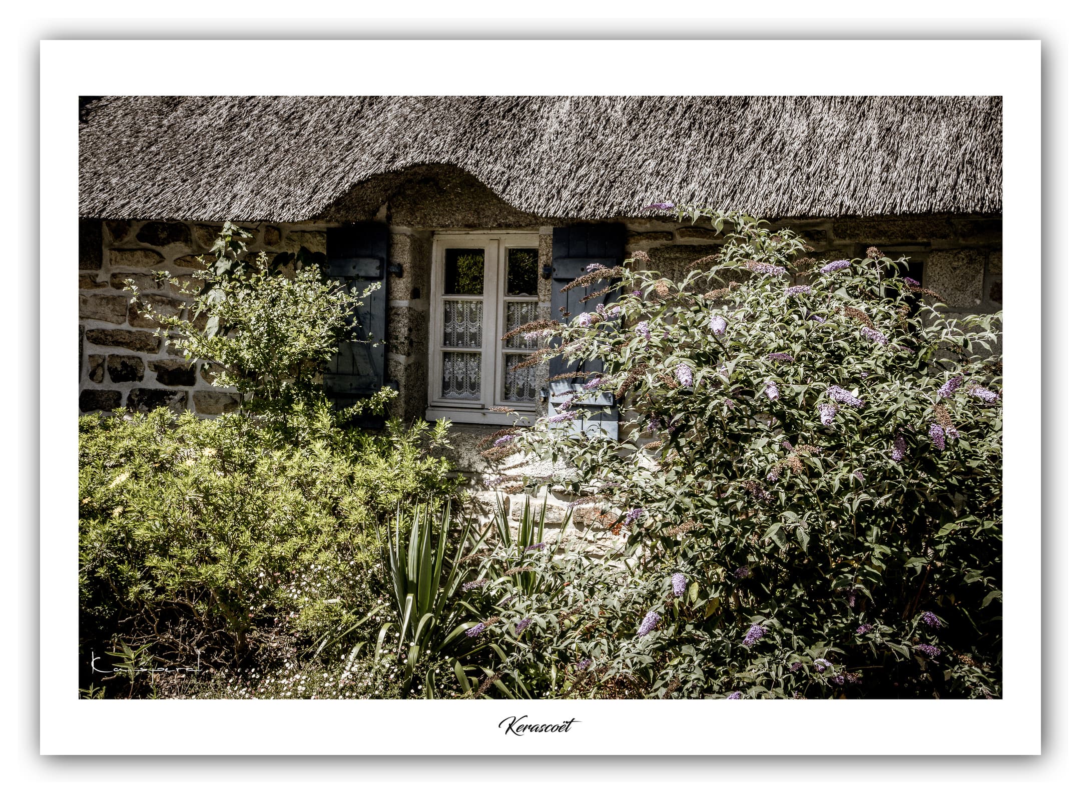 Poster Kerascoët (Bretagne - France). Affiches Formats 30x40cm, 40x60 cm ou 50x70 cm. Impression sur Papier Photo. Décoration murale. Architecture. Village.