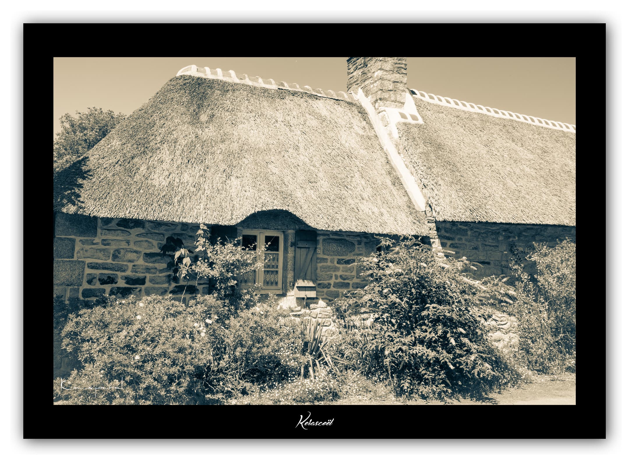 Poster Kerascoët (Bretagne - France). Affiches Formats 30x40cm, 40x60 cm ou 50x70 cm. Impression sur Papier Photo. Décoration murale. Architecture. Village.