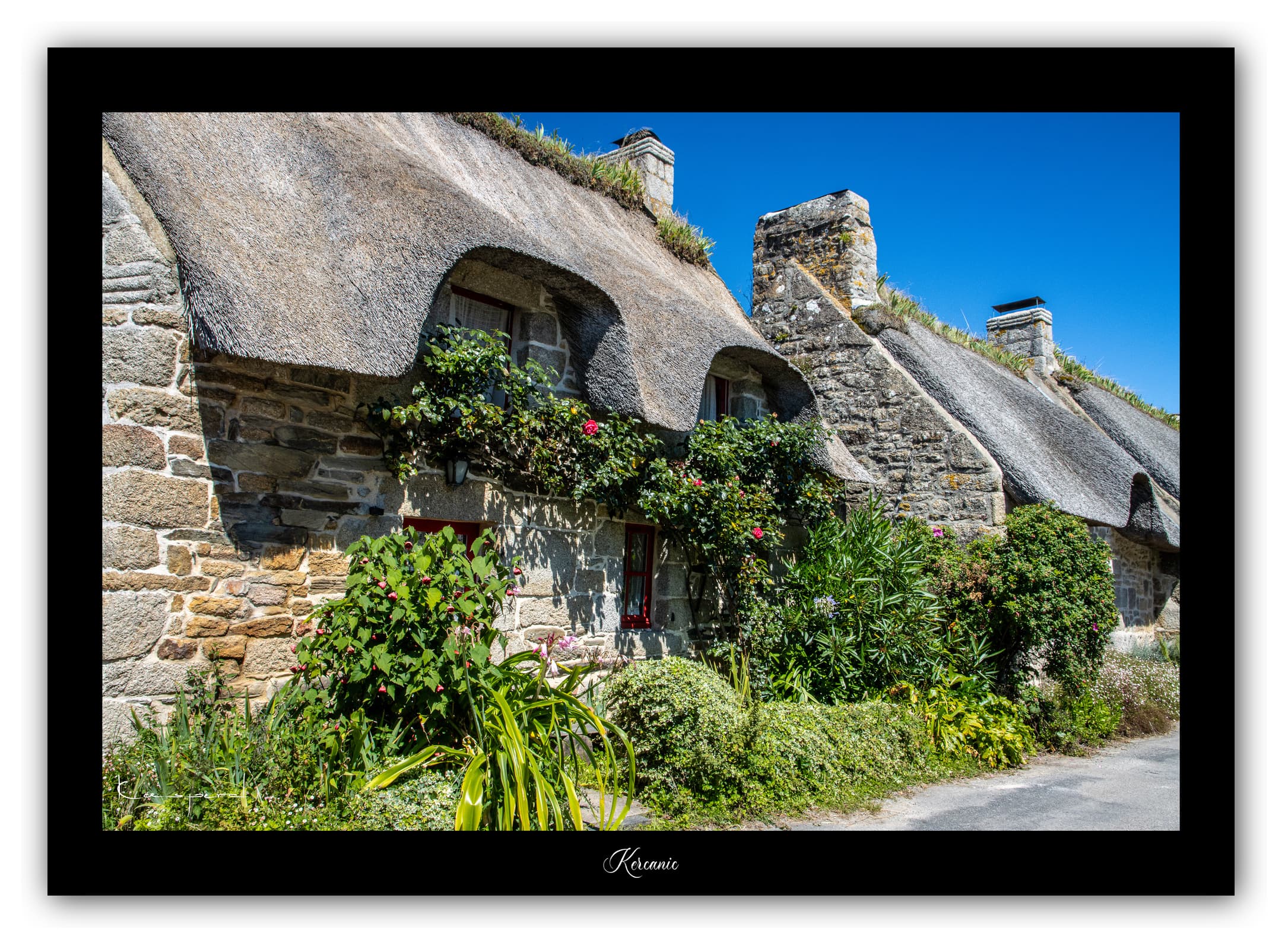 Poster Kercanic (Bretagne - France). Affiches Formats 30x40cm, 40x60 cm ou 50x70 cm. Impression sur Papier Photo. Décoration murale. Architecture. Village.