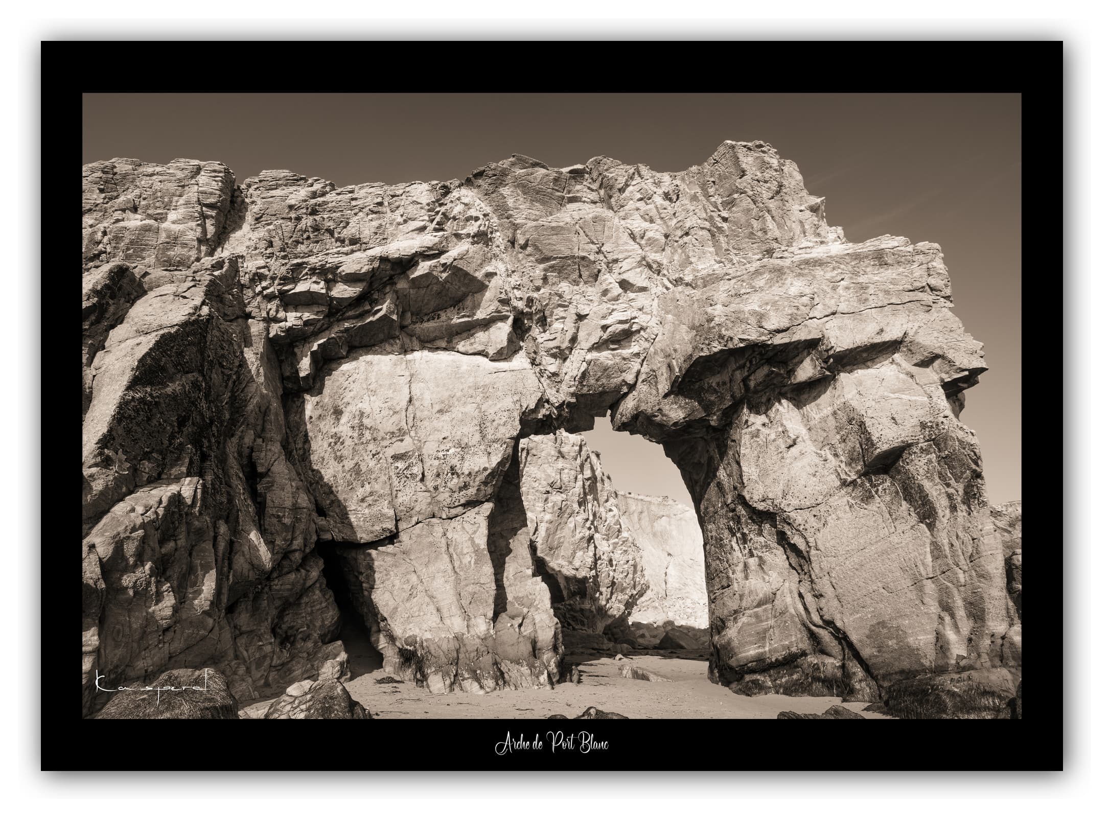 Poster Arche de Port Blanc (Bretagne - France). Affiches Formats 30x40cm, 40x60 cm ou 50x70 cm. Impression sur Papier Photo. Décoration murale. Paysage. Noir et Blanc.