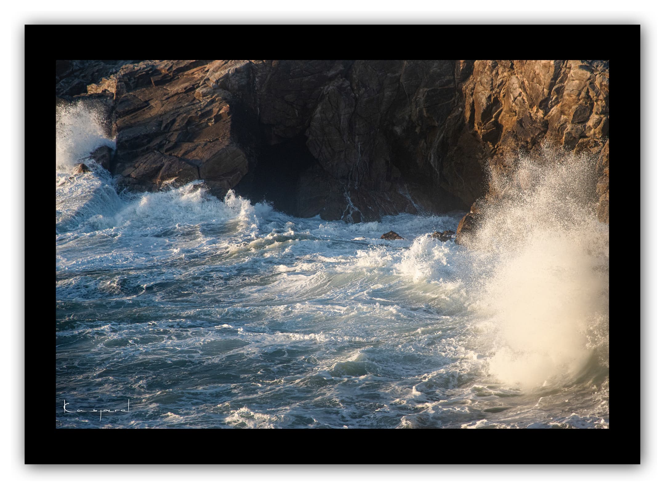 Poster Côte Sauvage (Bretagne - France). Affiches Formats 30x40cm, 40x60 cm ou 50x70 cm. Impression sur Papier Photo. Décoration murale. Paysage. Vagues.